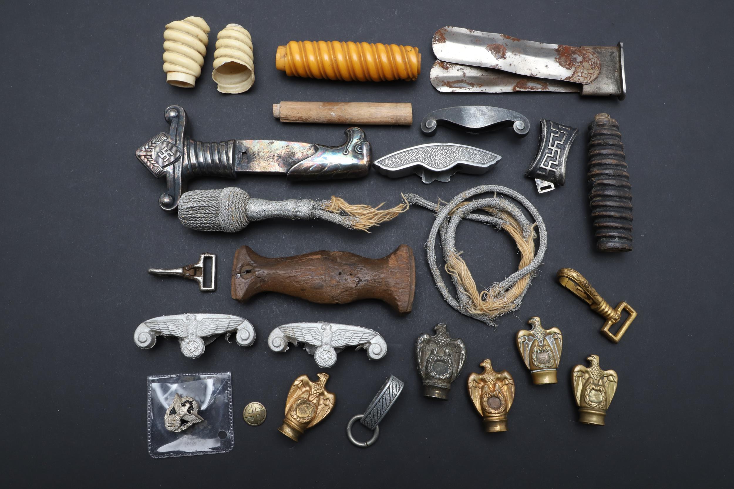 AN INTERESTING AND USEFUL COLLECTION OF SECOND WORLD WAR GERMAN DAGGER PARTS. - Bild 8 aus 14