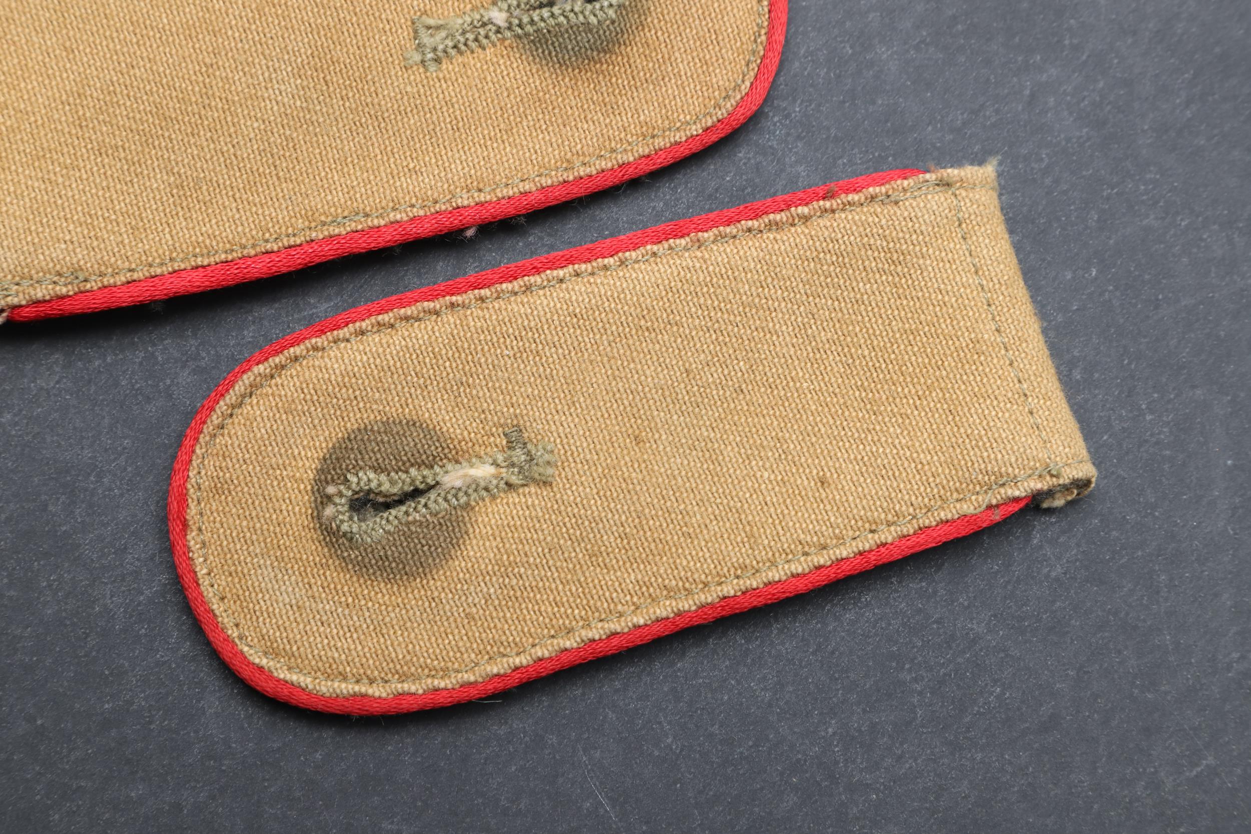 A PAIR OF SECOND WORLD WAR GERMAN AFRIKAKORPS ARTILLERY SHOULDER STRAPS. - Bild 3 aus 4