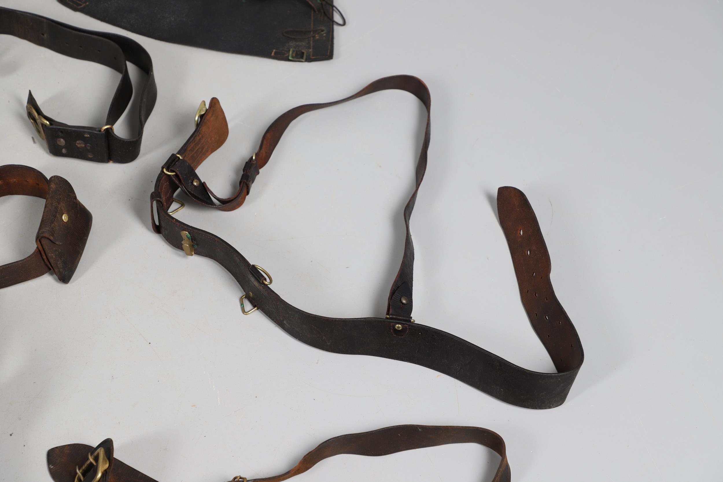 A LARGE COLLECTION OF SECOND WORLD WAR AND SIMILAR LEATHER ITEMS TO INCLUDE SAM BROWNE BELTS, GAITER - Bild 6 aus 14