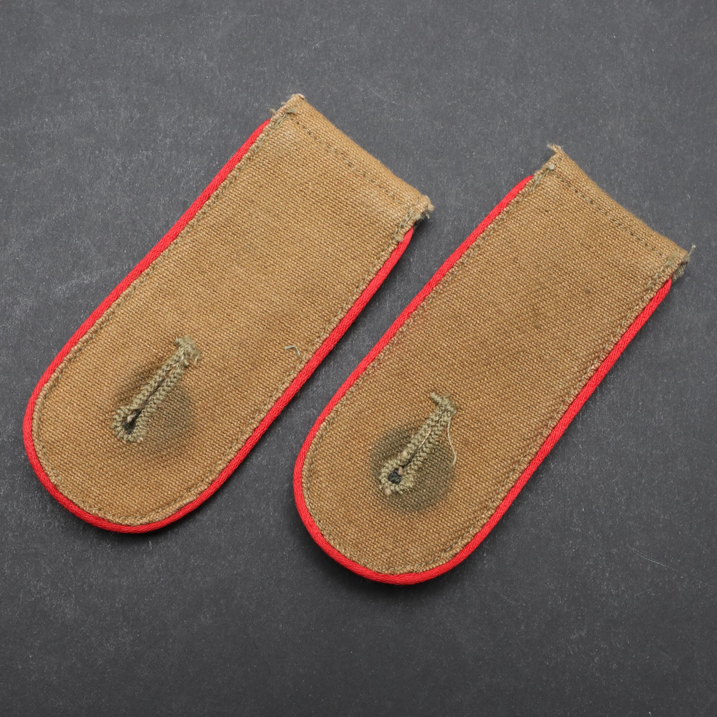 A PAIR OF SECOND WORLD WAR GERMAN AFRIKAKORPS ARTILLERY SHOULDER STRAPS.