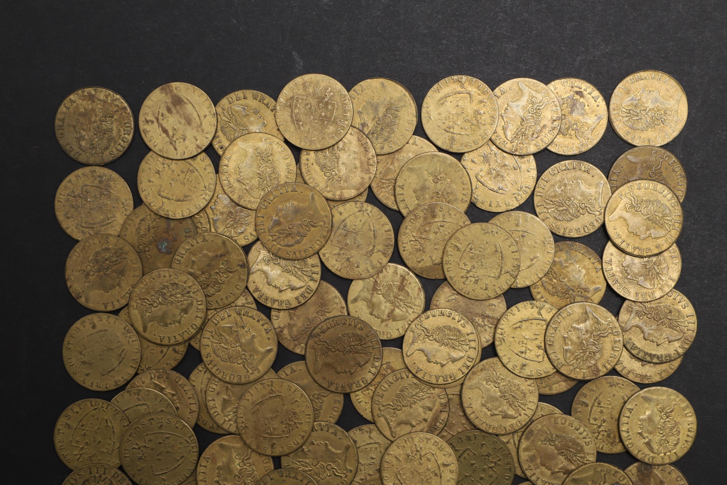 A COLLECTION OF GUINEA STYLE GAMING TOKENS. - Bild 2 aus 4