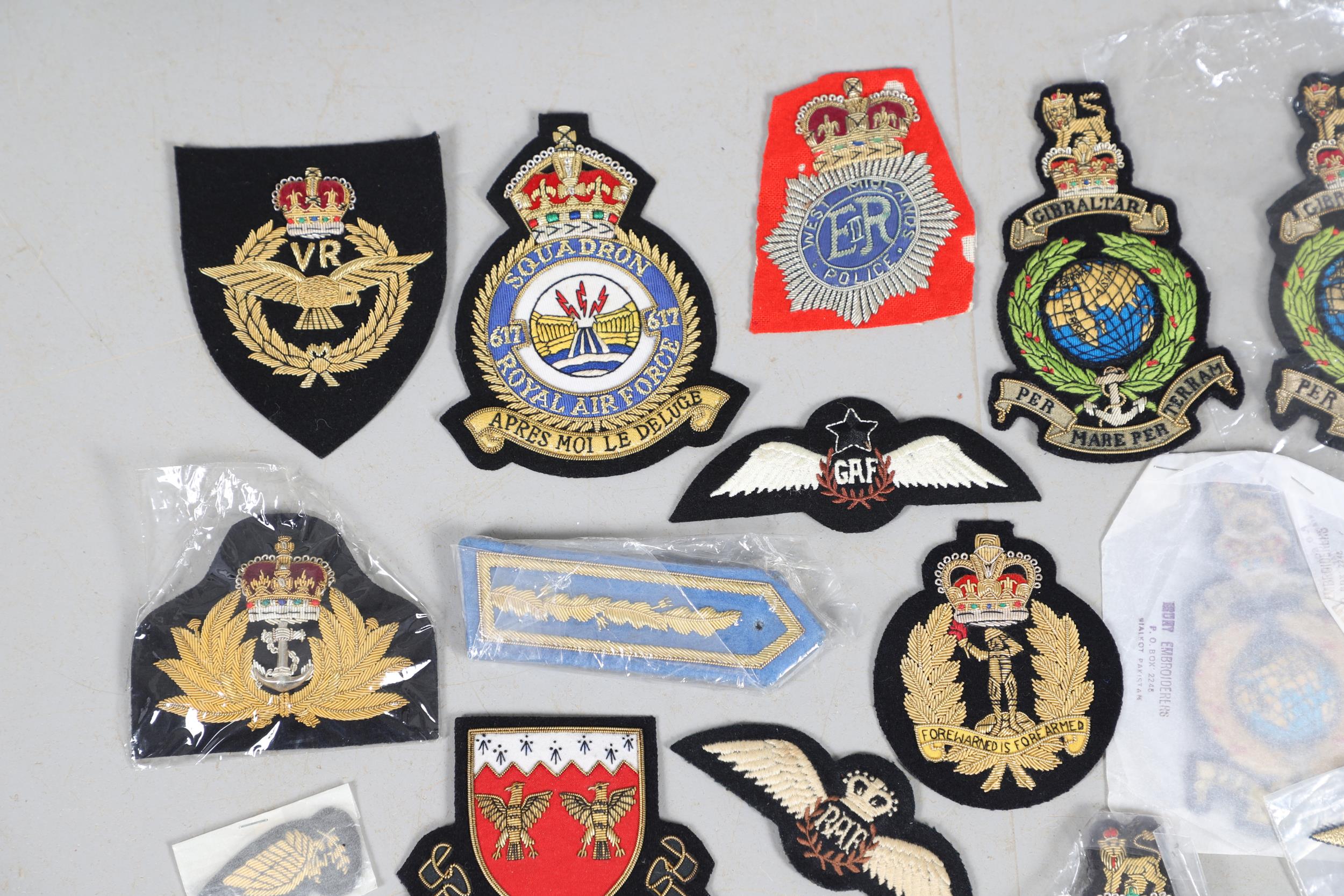 A LARGE COLLECTION OF MILITARY BADGES, MANY BLAZER BADGES AND OTHERS. - Image 2 of 23