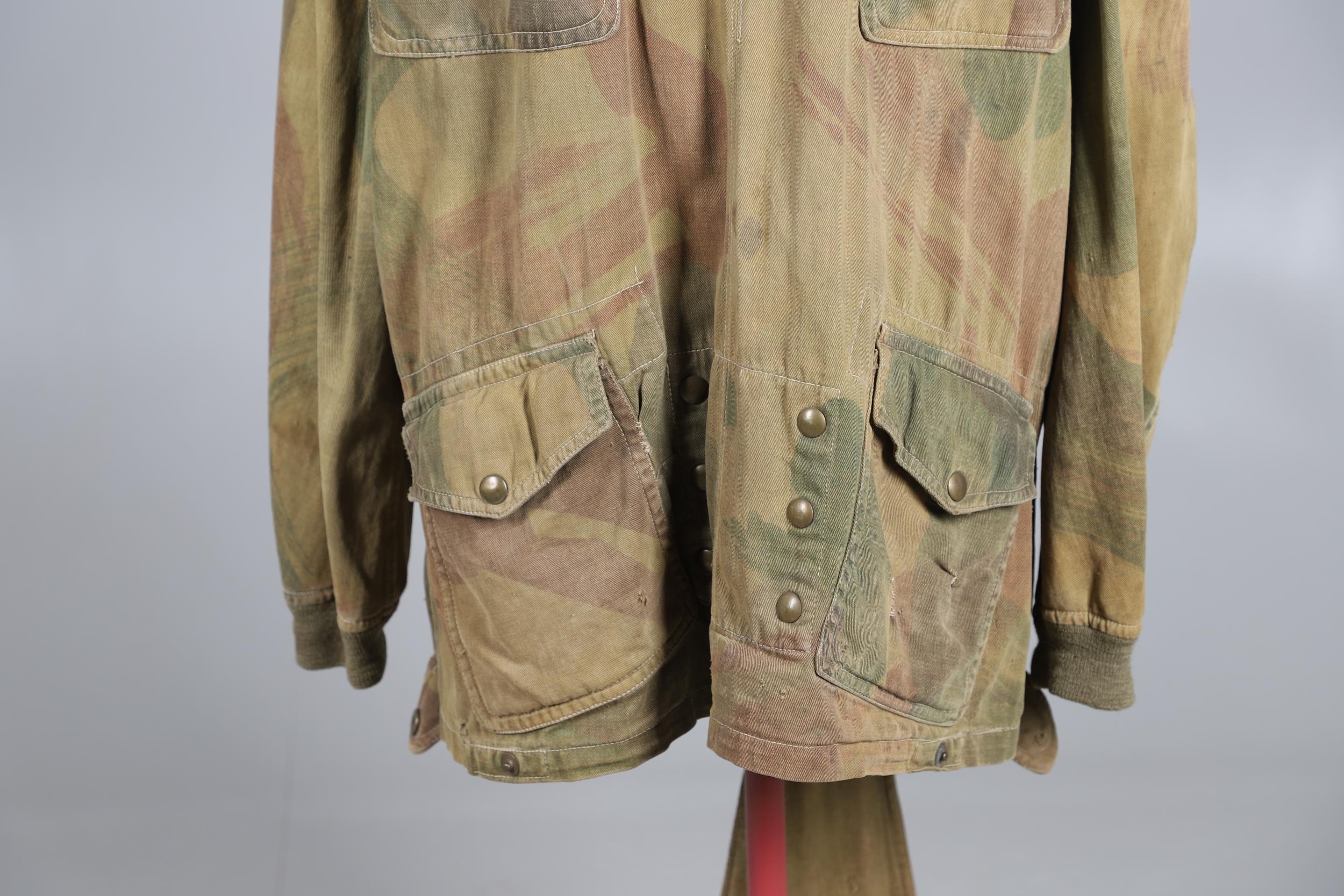 A SECOND WORLD WAR PERIOD 1943 PATTERN DENISON SMOCK. - Image 3 of 12