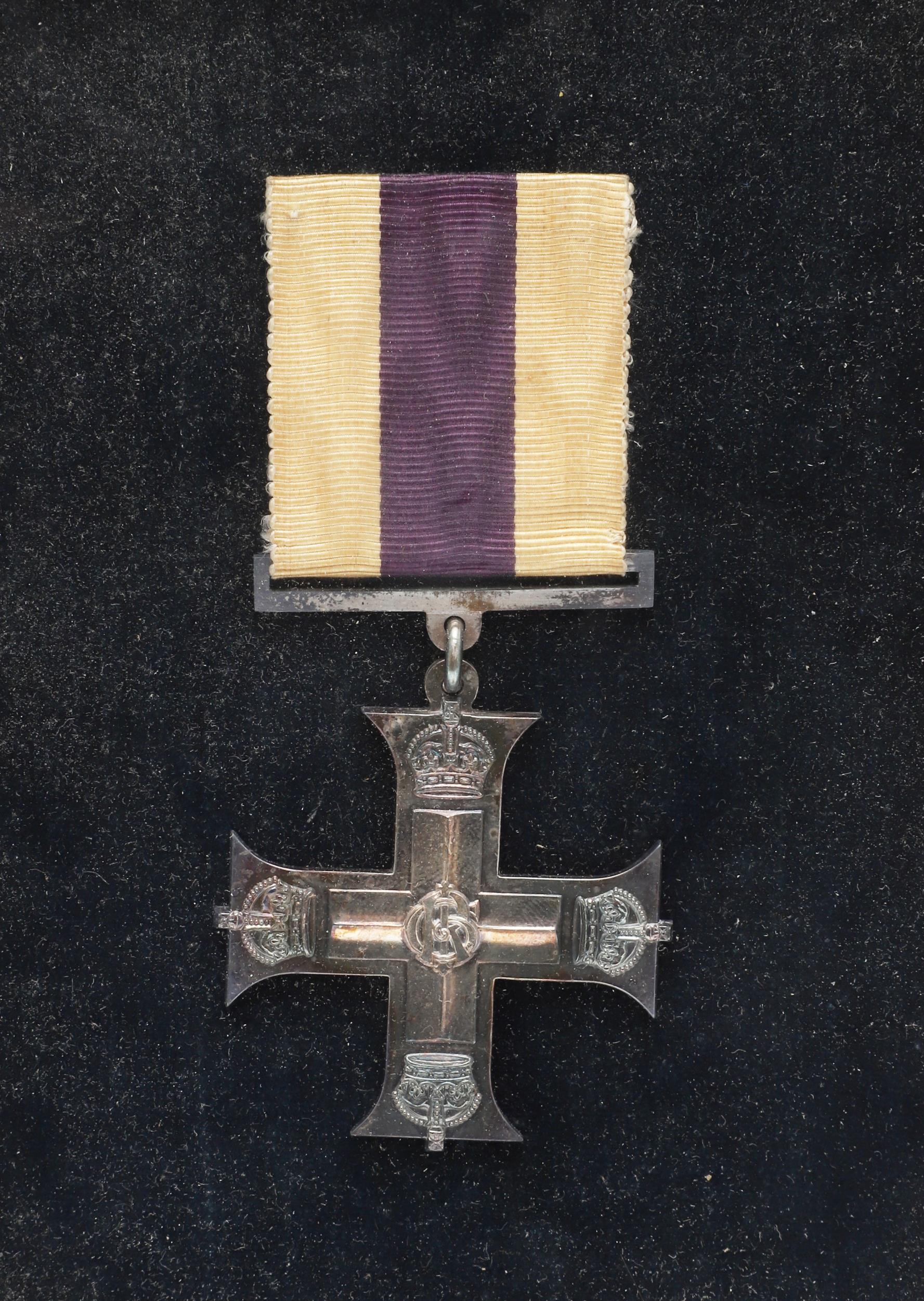 A FIRST WORLD MILITARY CROSS ATTRIBUTED TO THE MACHINE GUN CORPS. - Image 2 of 8