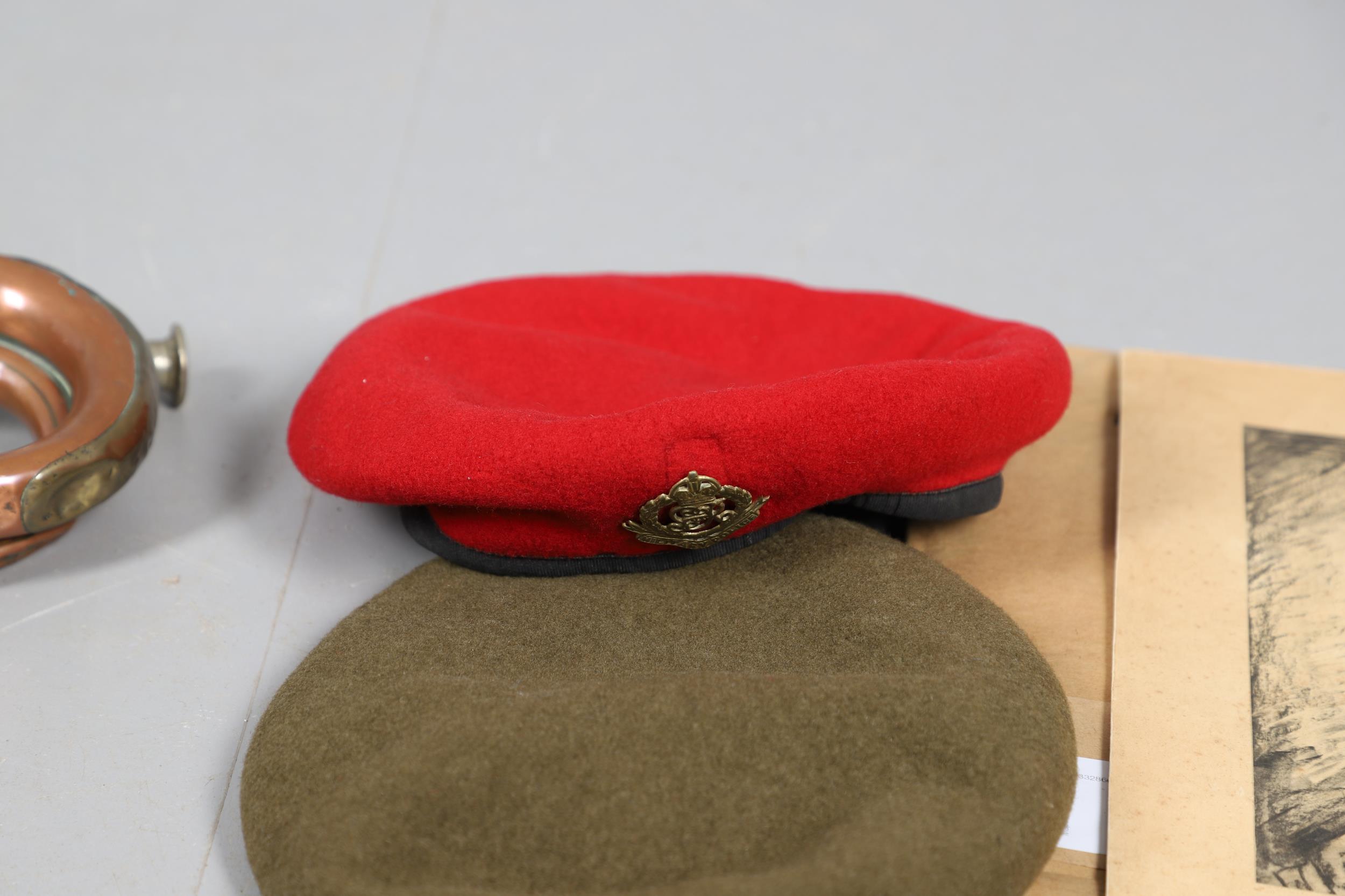 A COLLECTION OF MILITARIA TO INCLUDE BERETS, BUGLES AND OTHER ITEMS. - Bild 17 aus 24