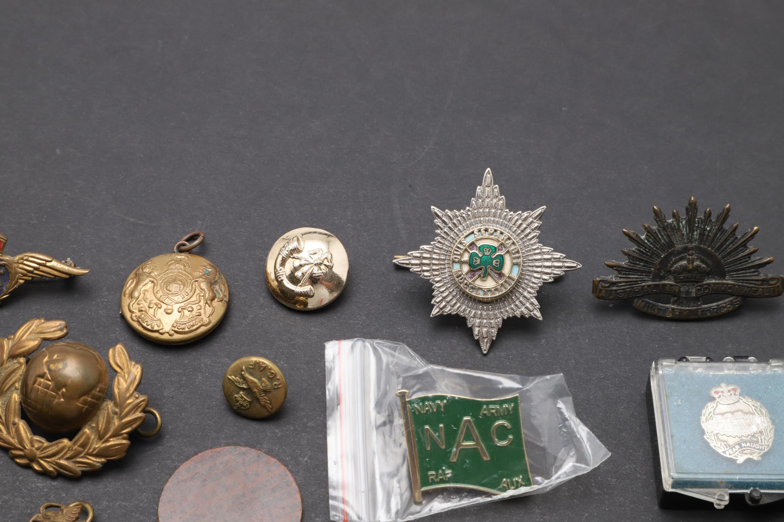 AN INTERESTING COLLECTION OF MILITARY BADGES, BUTTONS AND INSIGNIA. - Image 4 of 9