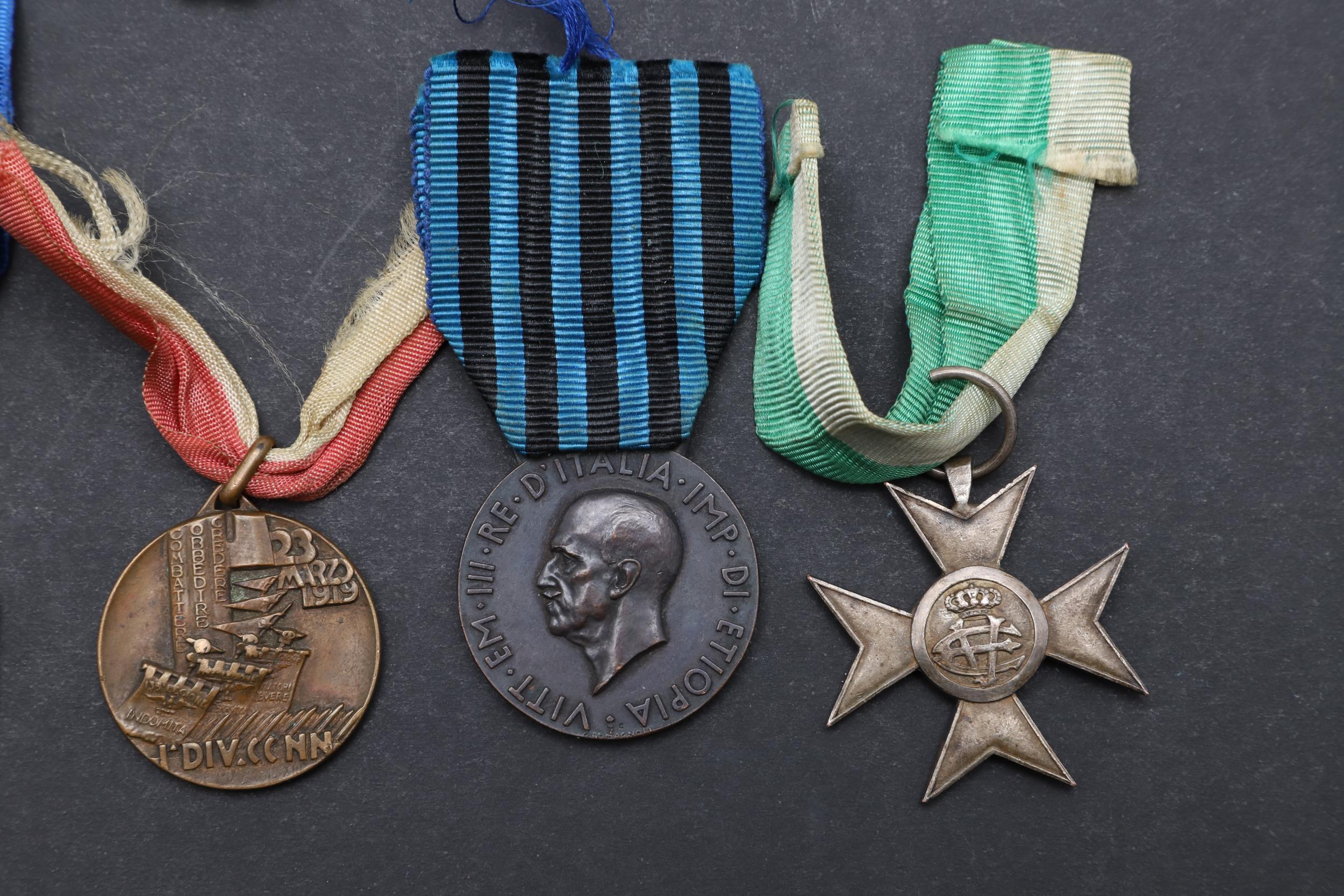 A SMALL COLLECTION OF ITALIAN SECOND WORLD WAR MEDALS AND A BADGE. - Image 3 of 4