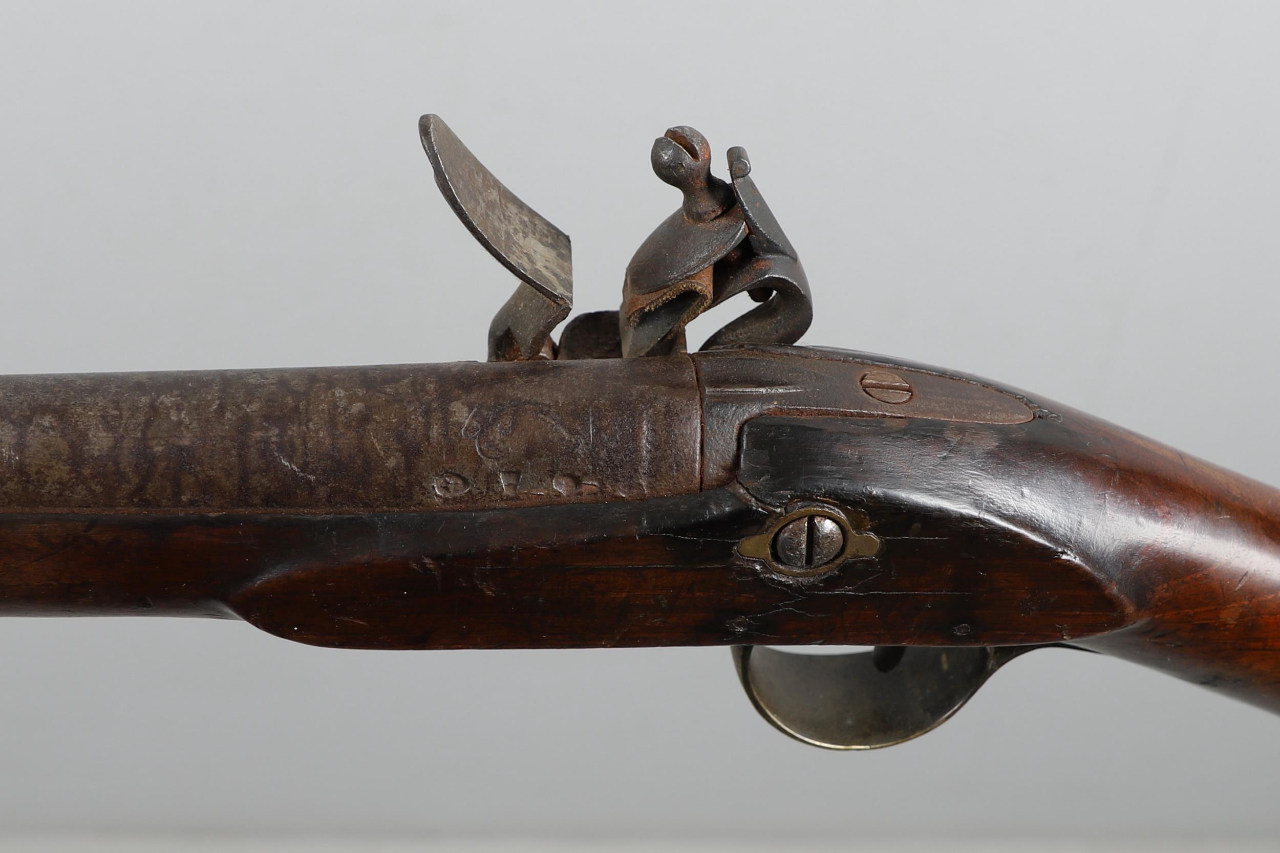 A LATE 18TH CENTURY FLINTLOCK GUN BY MORRIS. - Image 7 of 8