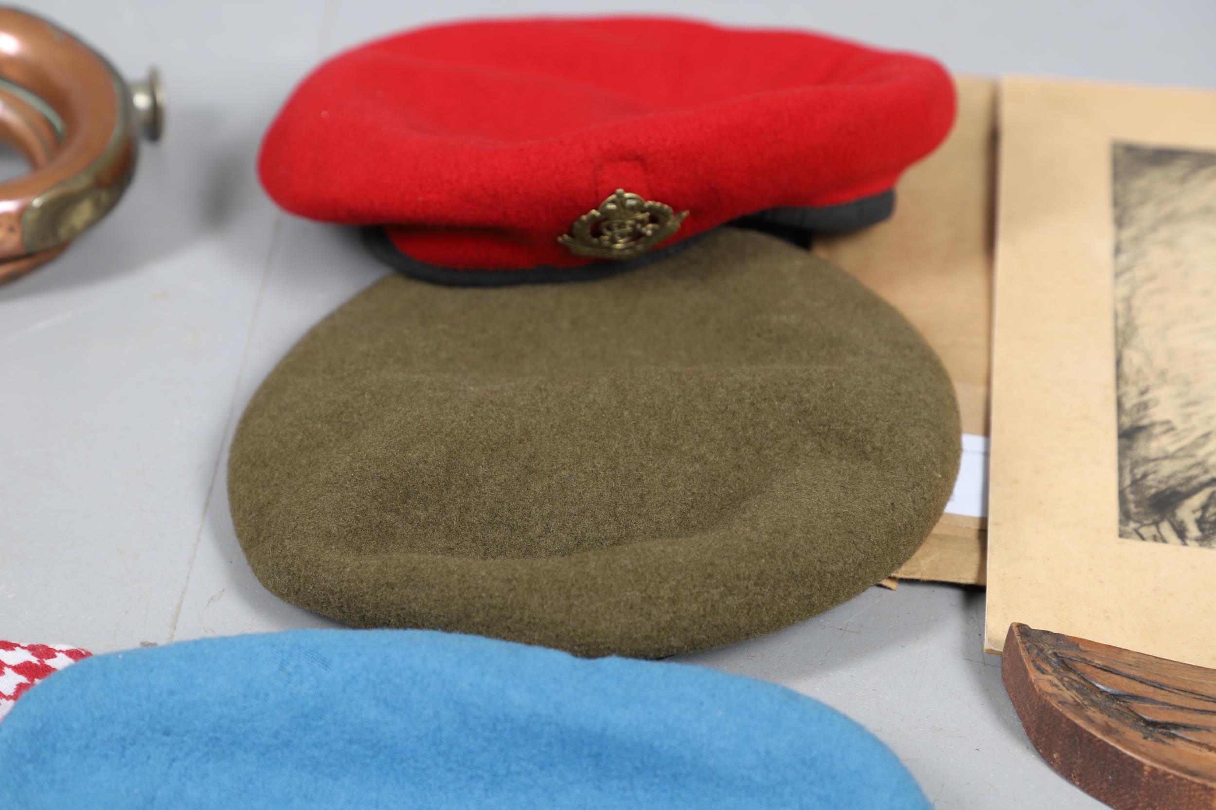 A COLLECTION OF MILITARIA TO INCLUDE BERETS, BUGLES AND OTHER ITEMS. - Bild 18 aus 24