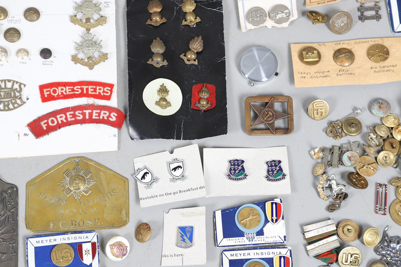 A MIXED COLLECTION OF MILITARY BADGES AND BUTTONS TO INCLUDE A FIRST WORLD WAR 'ON WAR SERVICE' BADG - Image 11 of 11