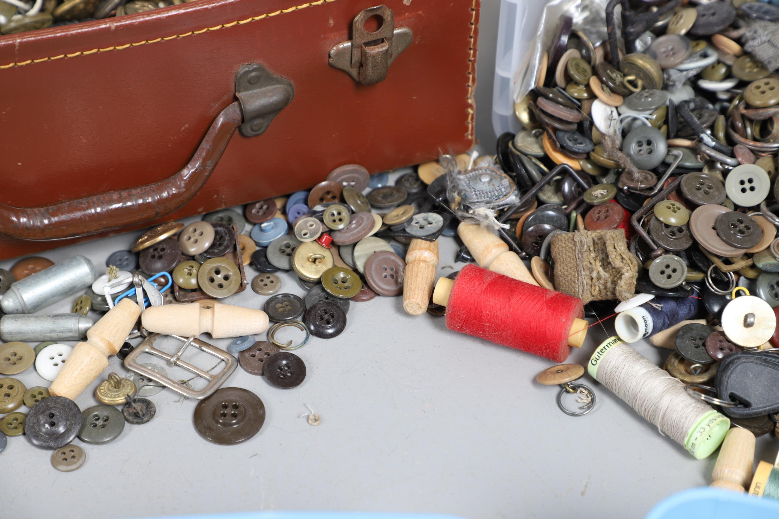 AN EXTENSIVE COLLECTION OF MILITARY BUTTONS AND OTHERS. - Image 6 of 10