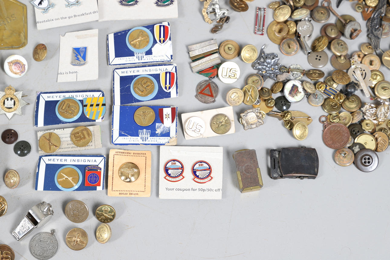 A MIXED COLLECTION OF MILITARY BADGES AND BUTTONS TO INCLUDE A FIRST WORLD WAR 'ON WAR SERVICE' BADG - Image 6 of 11