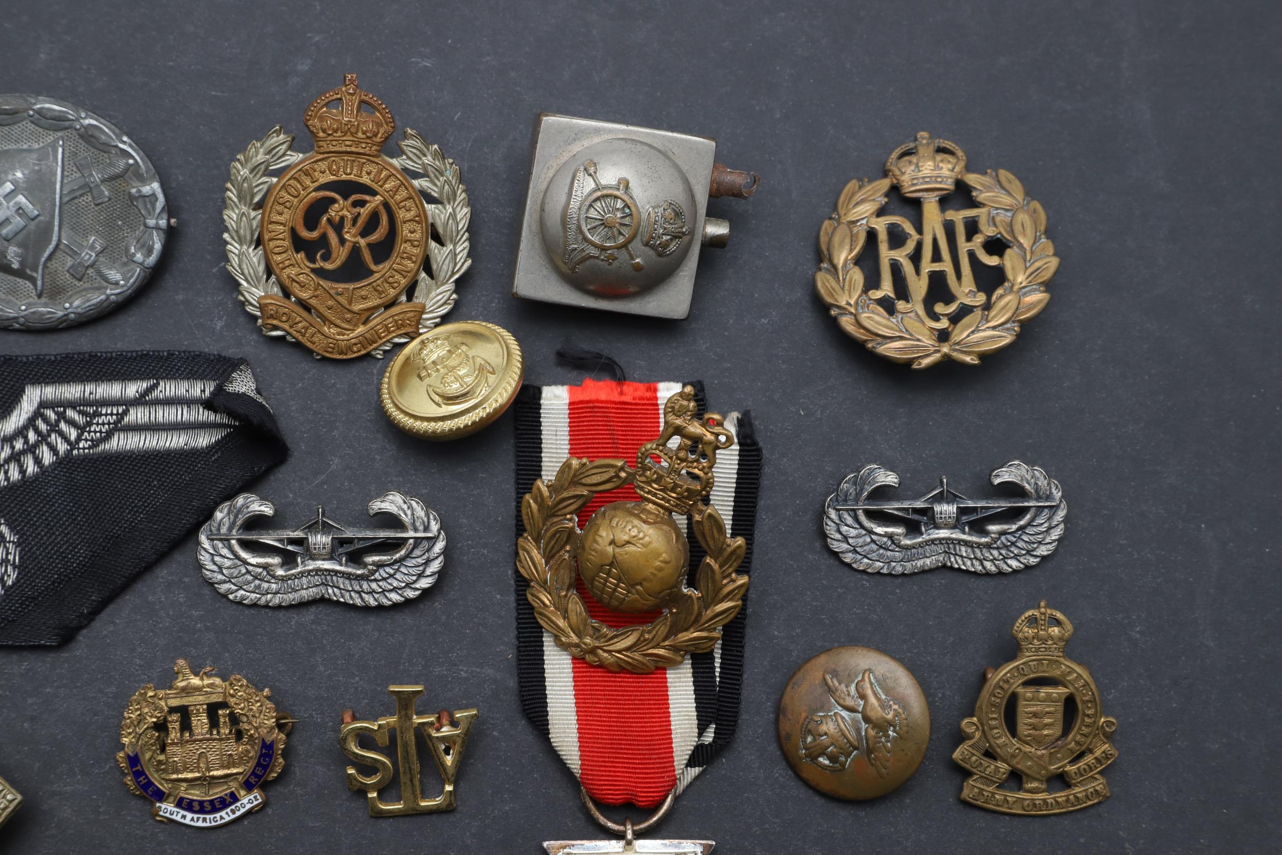 A COLLECTION OF SECOND WORLD WAR GERMAN AND BRITISH BADGES TO INCLUDE A WOUND BADGE. - Image 2 of 9