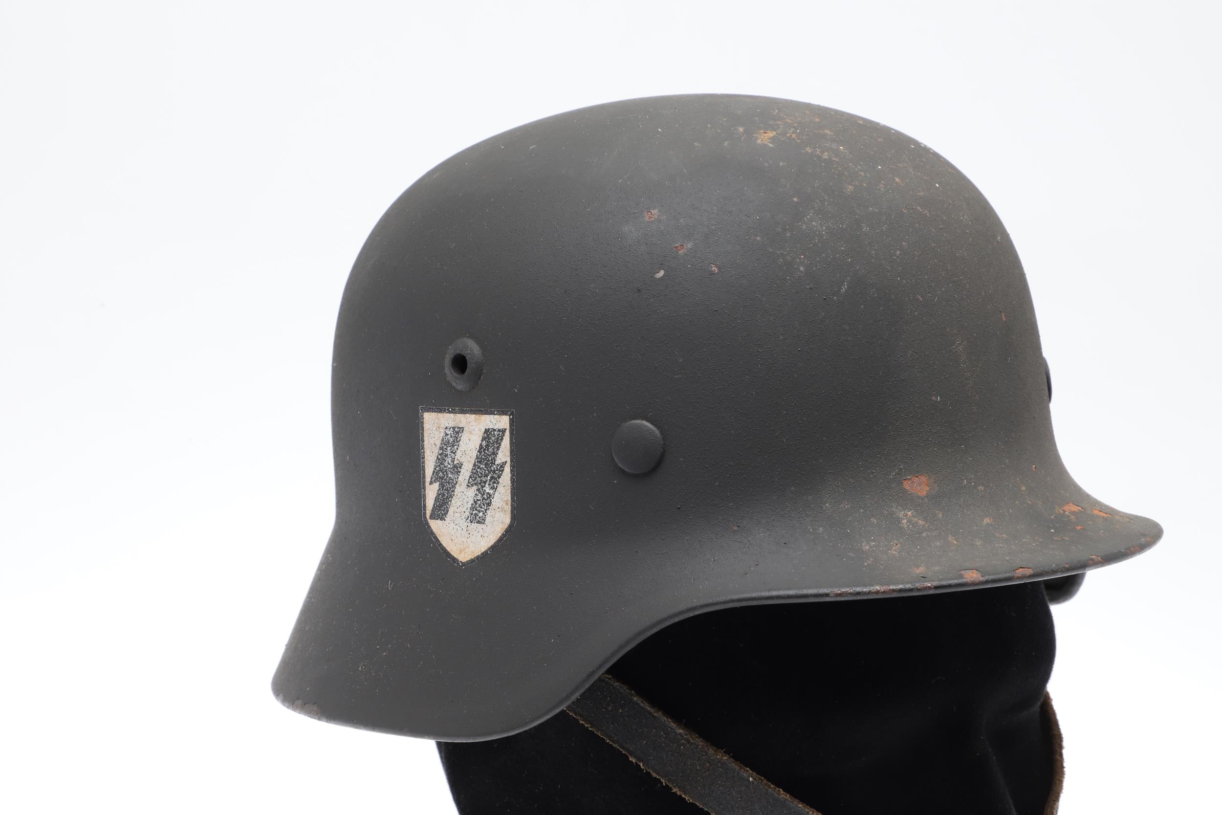 A SECOND WORLD WAR GERMAN 1940 PATTERN STEEL HELMET. - Image 2 of 10