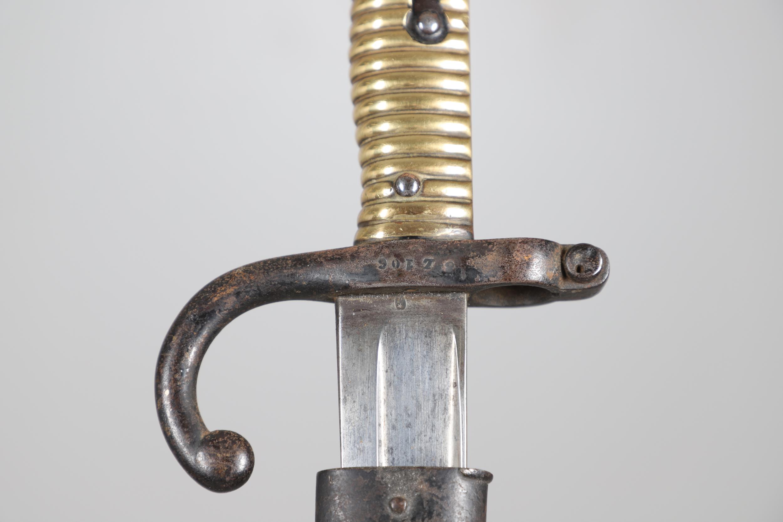 A 19TH CENTURY FRENCH CHASSEPOT BAYONET AND SCABBARD BY A SCARCE MANUFACTURER. - Bild 3 aus 12