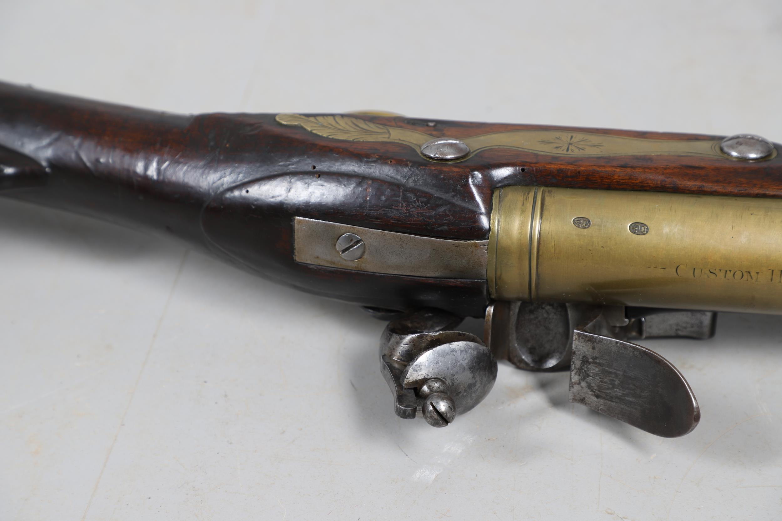 AN ENORMOUS LATE 18TH CENTURY SHIP MOUNTED CUSTOMS FLINTLOCK MUSKETOON. - Image 10 of 24
