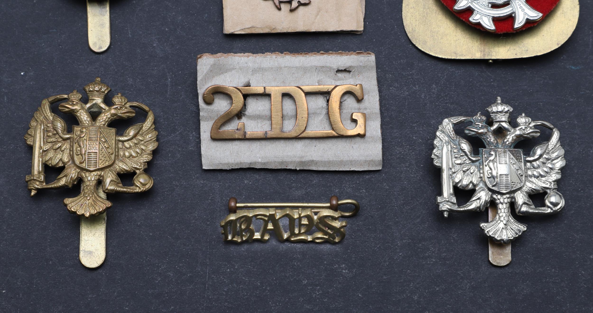 A COLLECTION OF DRAGOON GUARDS BADGES AND INSIGNIA. - Bild 4 aus 5