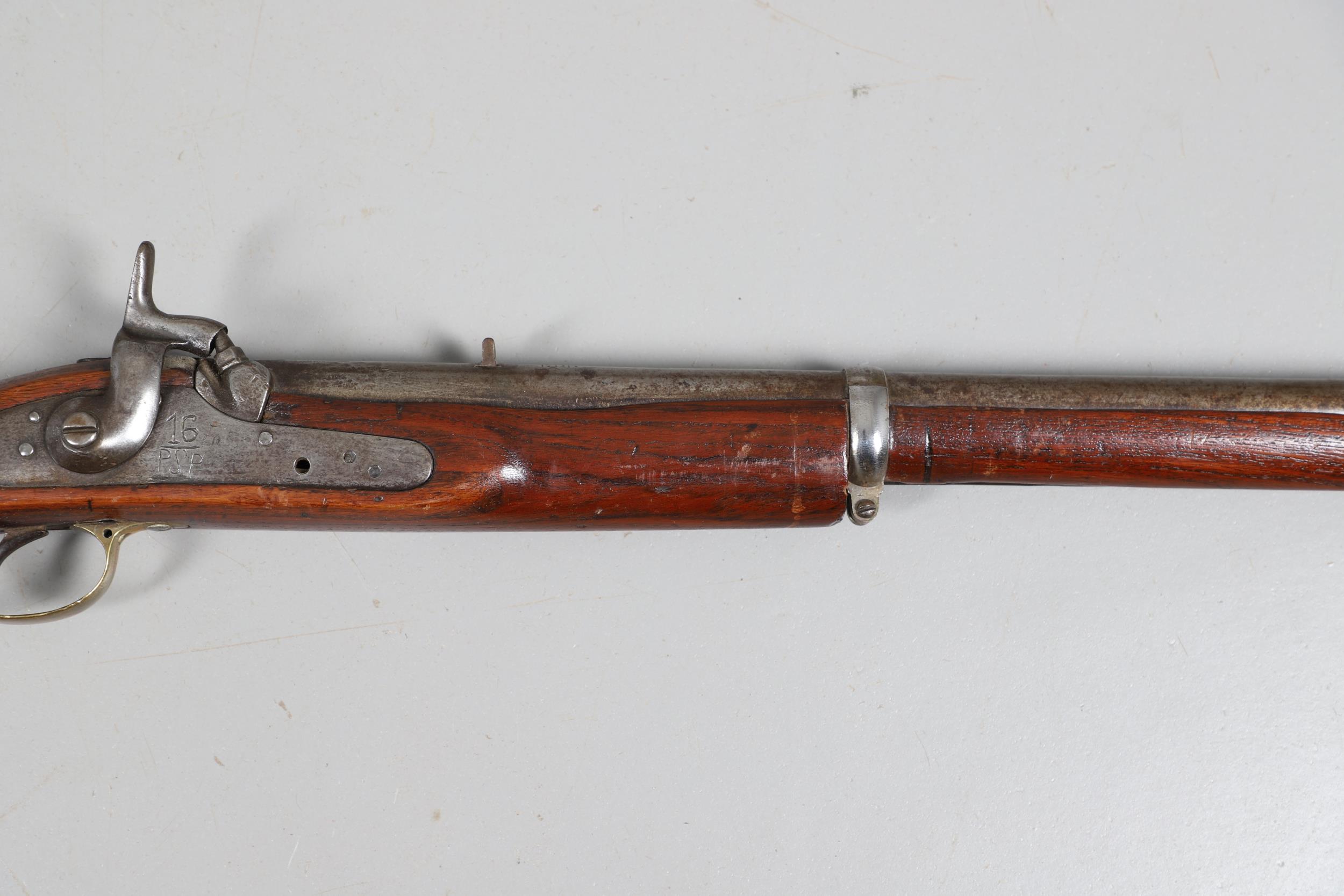 A 19TH CENTURY ENFIELD TYPE PERCUSSION FIRING RIFLE AND ANOTHER SIMILAR. - Image 15 of 23