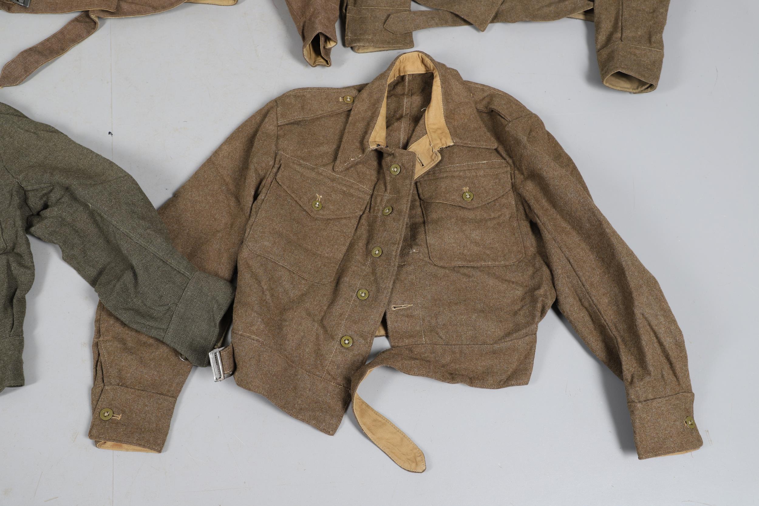A COLLECTION OF FIVE SECOND WORLD WAR AND LATER BATTLEDRESS TUNICS. 1940 PATTERN AND SIMILAR. - Bild 3 aus 15