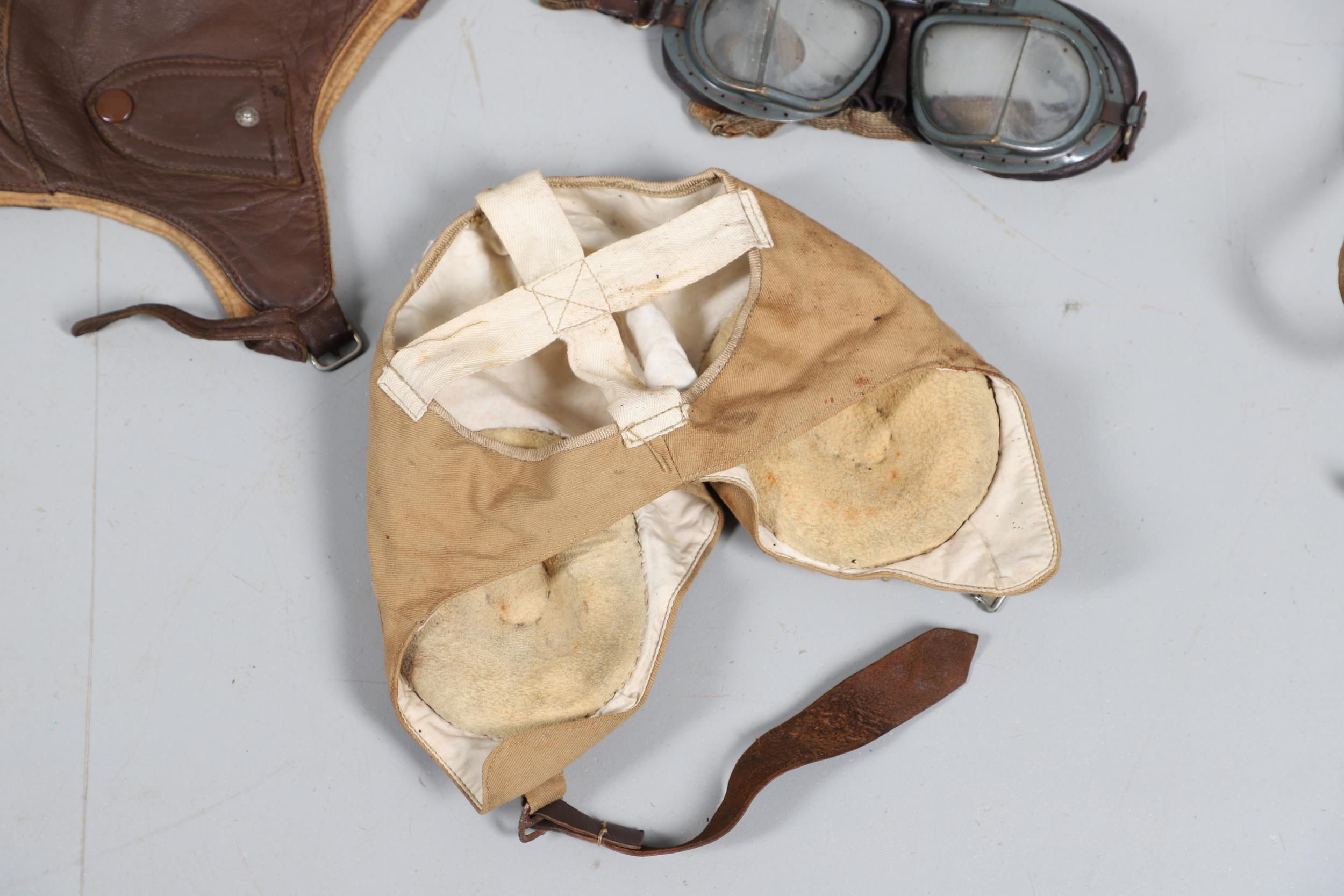 A SECOND WORLD WAR TYPE-C FLYING HELMET GOGGLES AND COMMUNICATIONS MASK. - Bild 6 aus 17