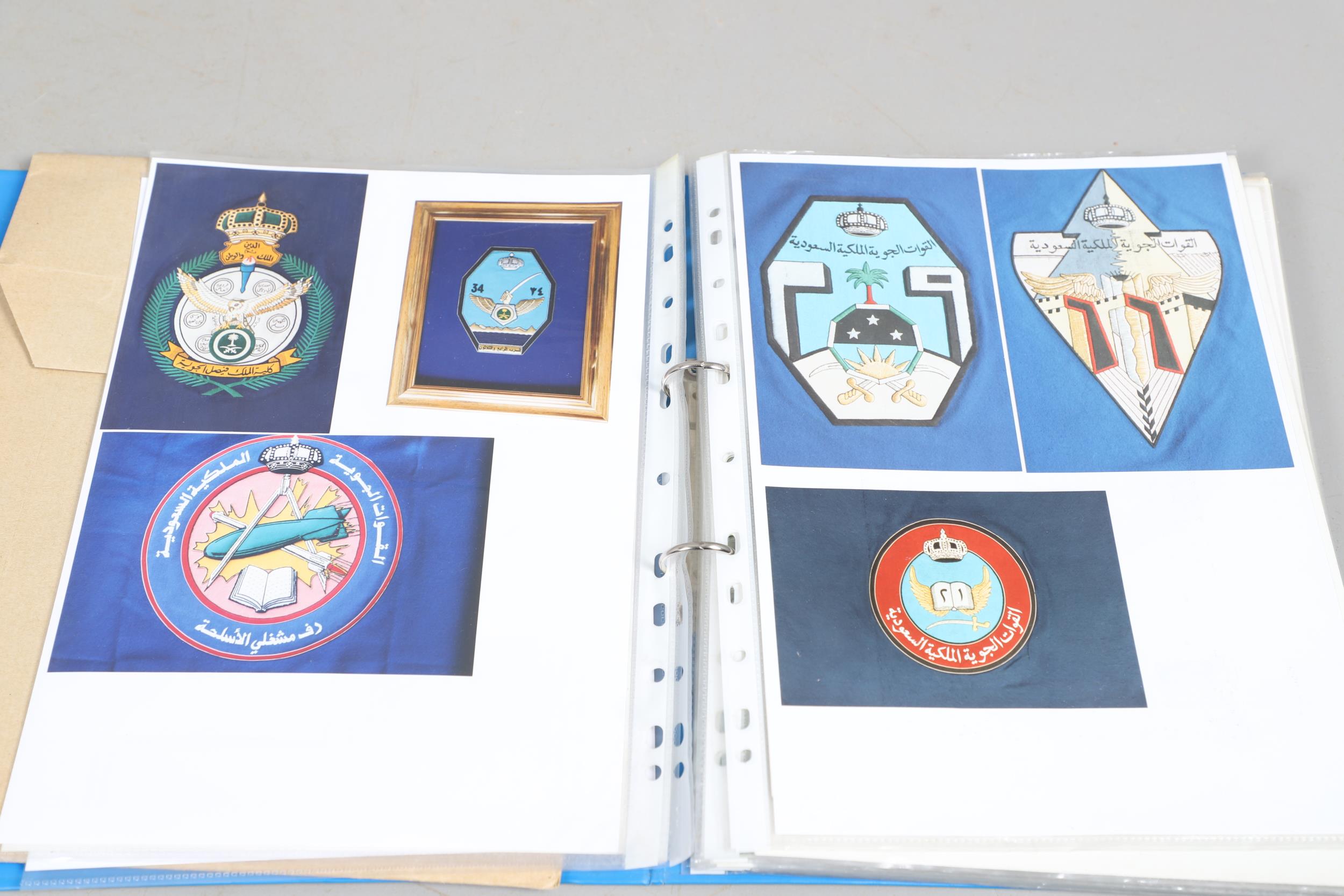 A LARGE COLELCTION OF ARTWORK OF MILITARY CRESTS. IN FOUR ALBUMS AND MANY LOOSE. - Bild 50 aus 63