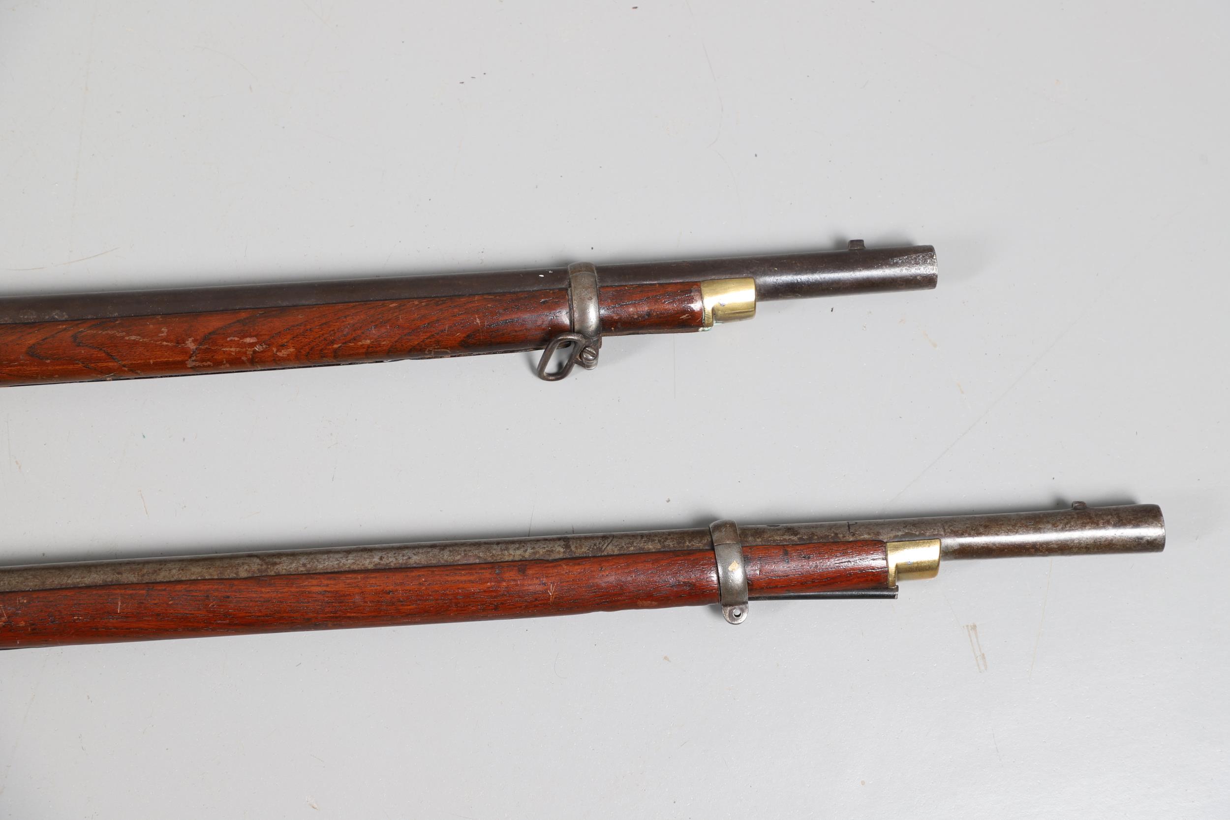A 19TH CENTURY ENFIELD TYPE PERCUSSION FIRING RIFLE AND ANOTHER SIMILAR. - Image 3 of 23