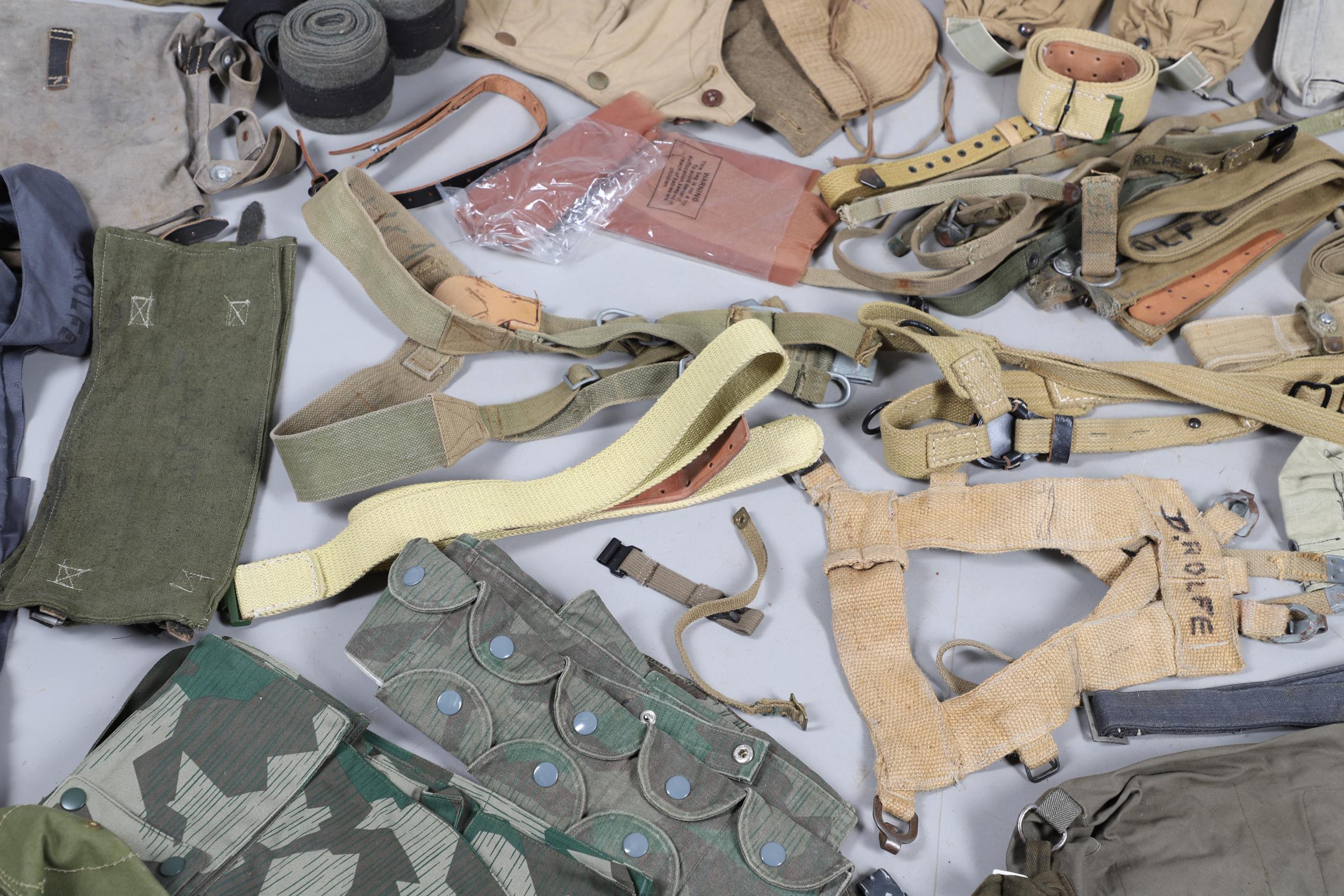 A LARGE COLLECTION OF WEBBING BELTS, KNEE PADS AND OTHER UNIFORM ITEMS, SECOND WORLD WAR AND LATER. - Bild 17 aus 28