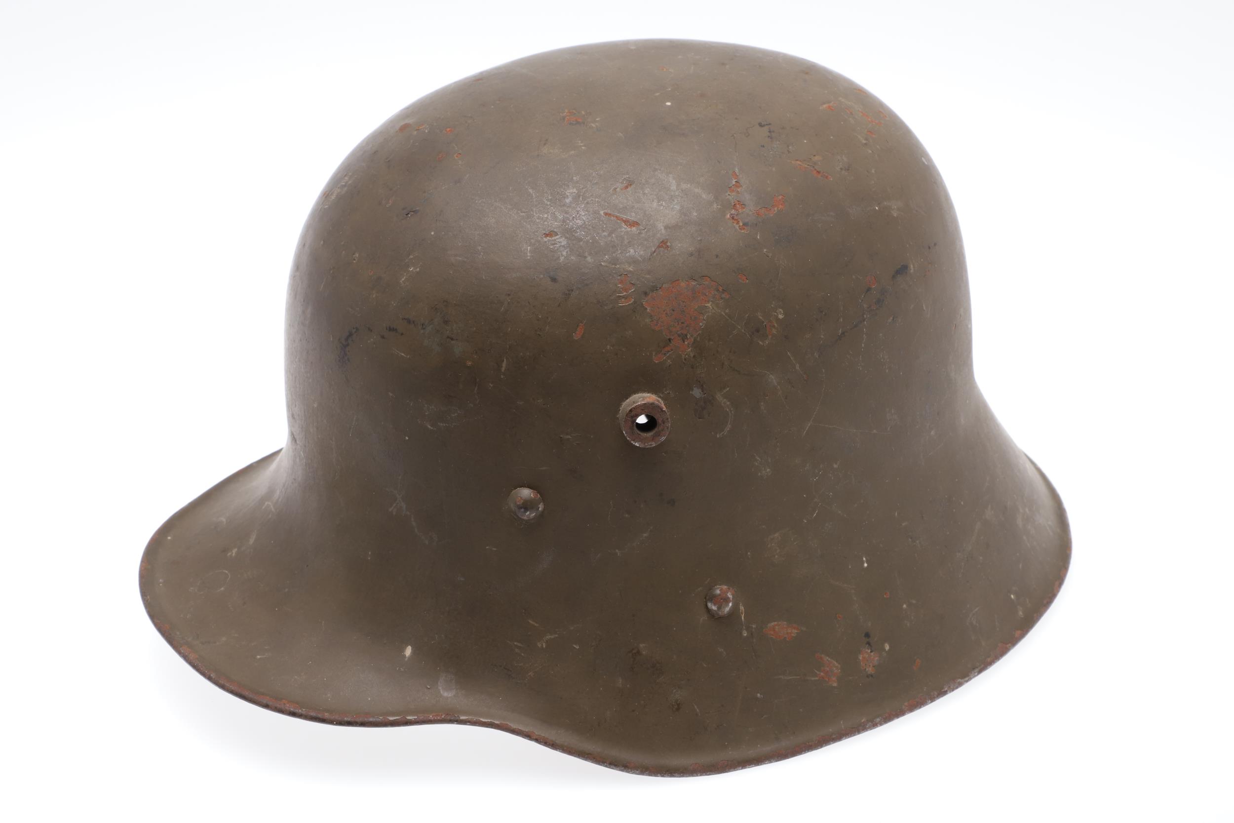 AN AUSTRIAN FIRST WORLD WAR 1917 PATTERN STEEL HELMET. - Bild 3 aus 8