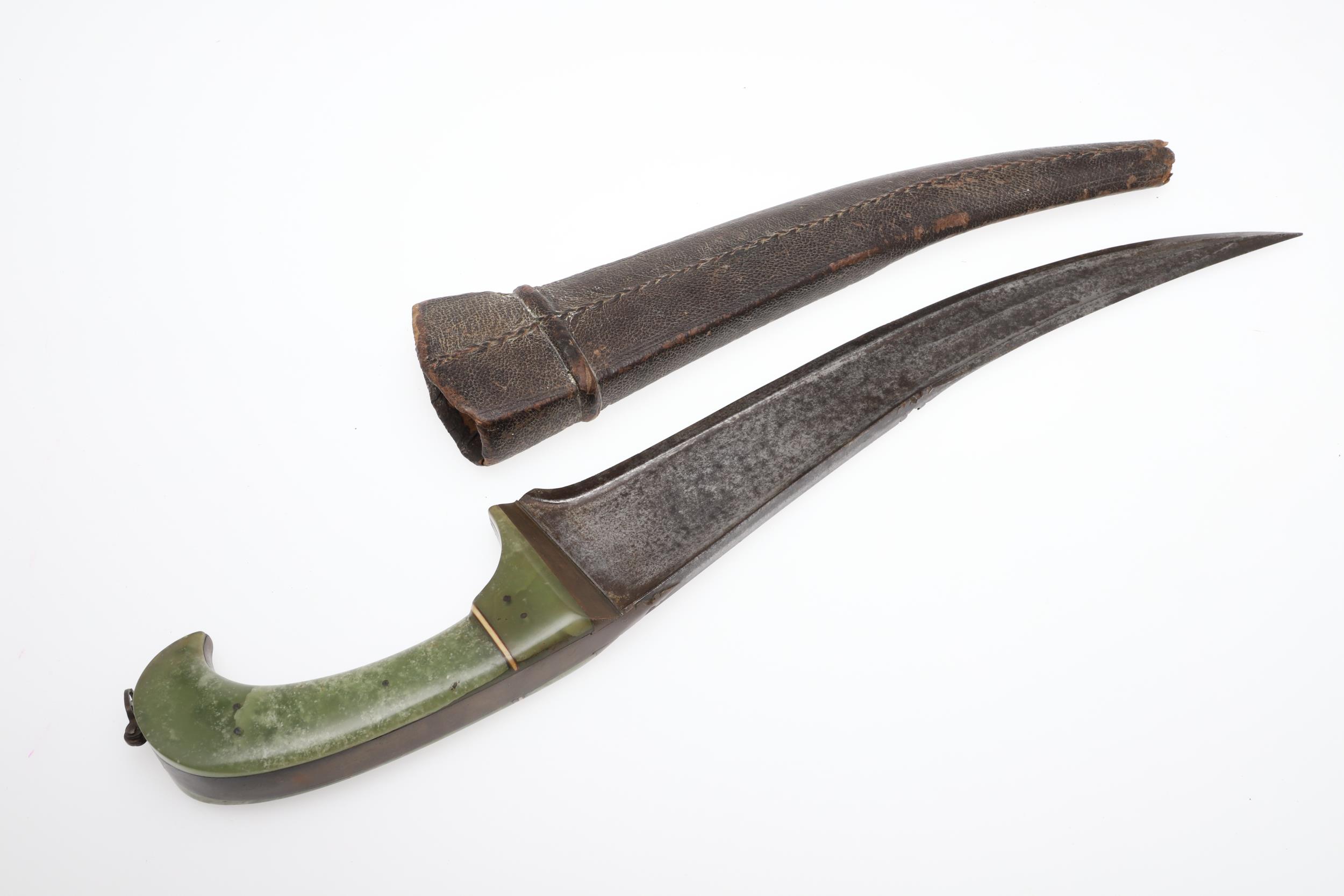 A FINE NORTH INDIAN 19TH CENTURY JADE HANDLED PESH KABZ KNIFE AND SCABBARD. - Image 5 of 11