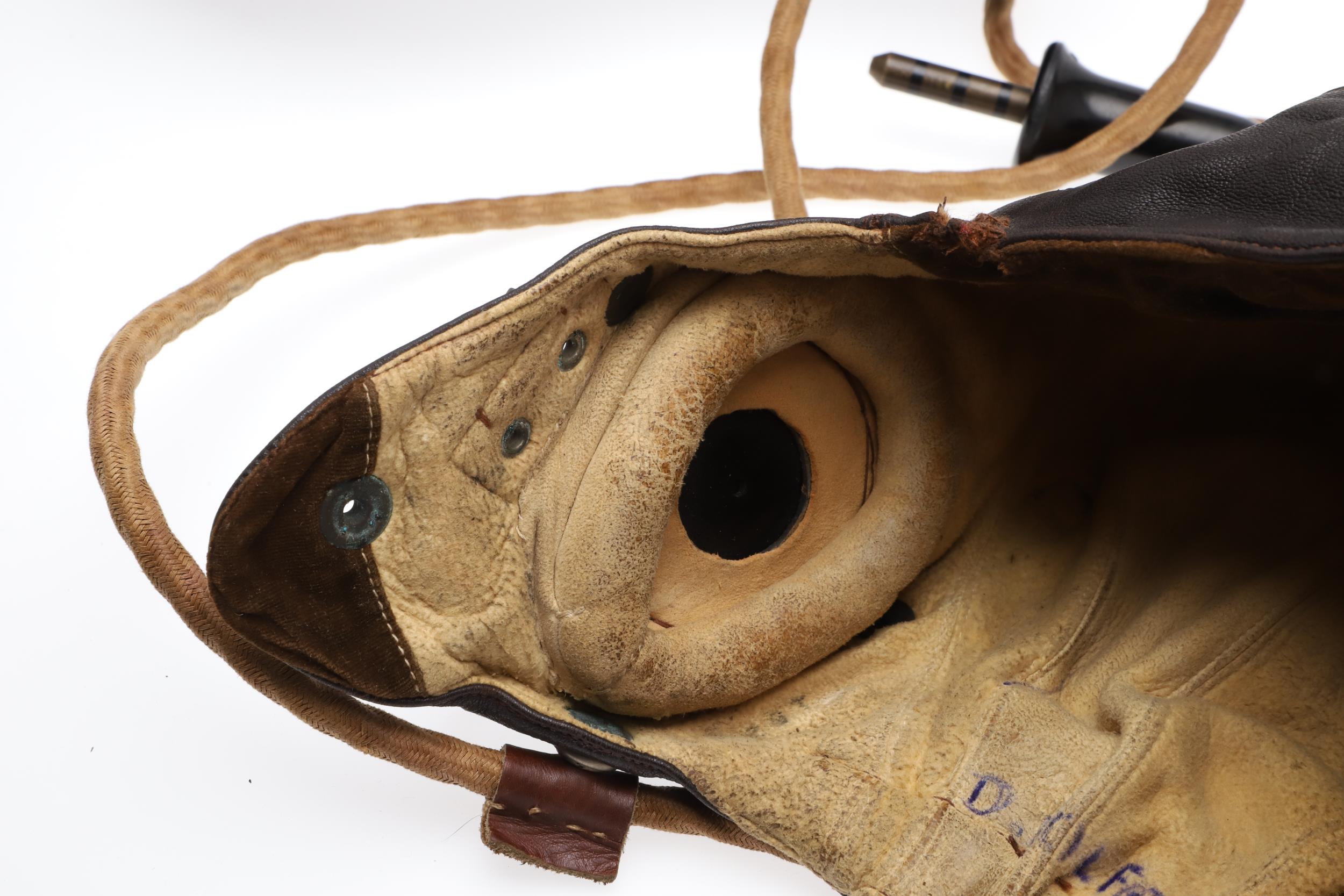 AN AIR MINISTRY TYPE C FLYING HELMET, GOGGLES AND GLOVES. - Bild 17 aus 21