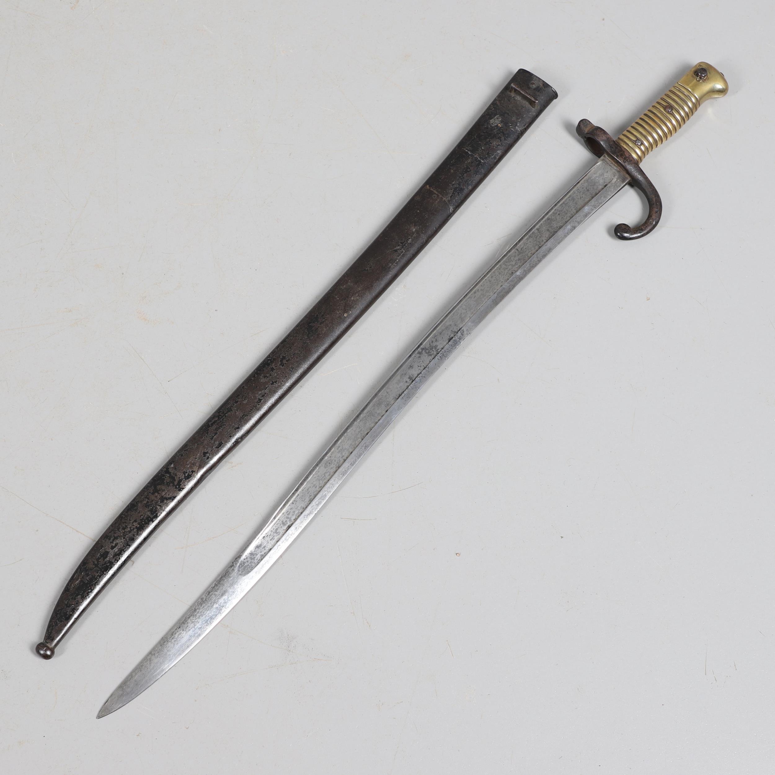 A 19TH CENTURY FRENCH CHASSEPOT BAYONET AND SCABBARD BY A SCARCE MANUFACTURER. - Bild 5 aus 12