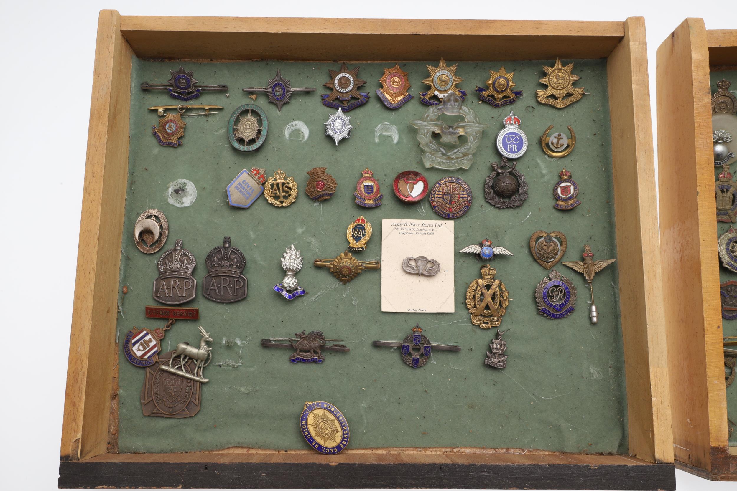 AN INTERESTING COLLECTION OF SWEETHEART AND SIMILAR ENAMEL AND OTHER BADGES. - Bild 2 aus 14