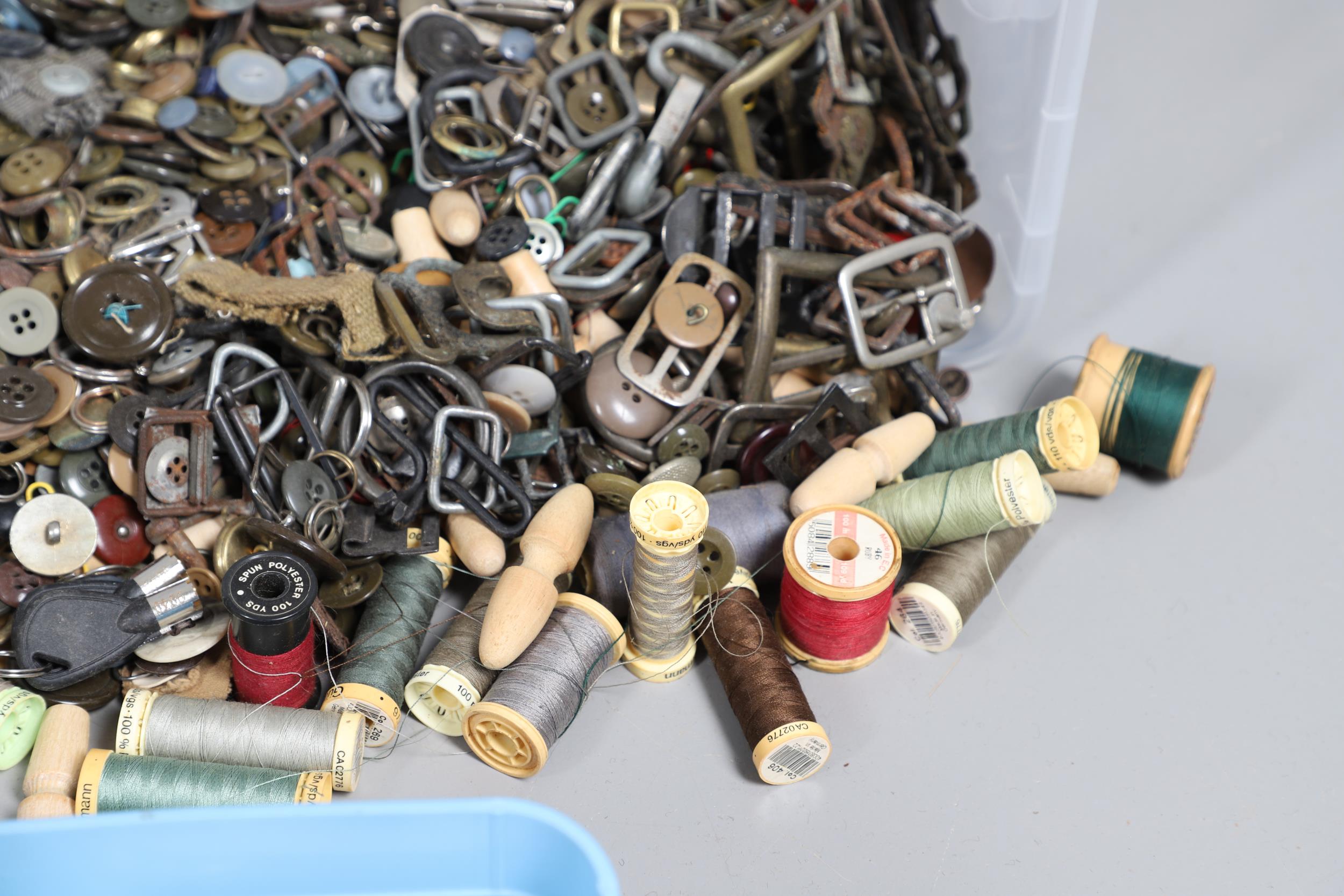 AN EXTENSIVE COLLECTION OF MILITARY BUTTONS AND OTHERS. - Image 5 of 10