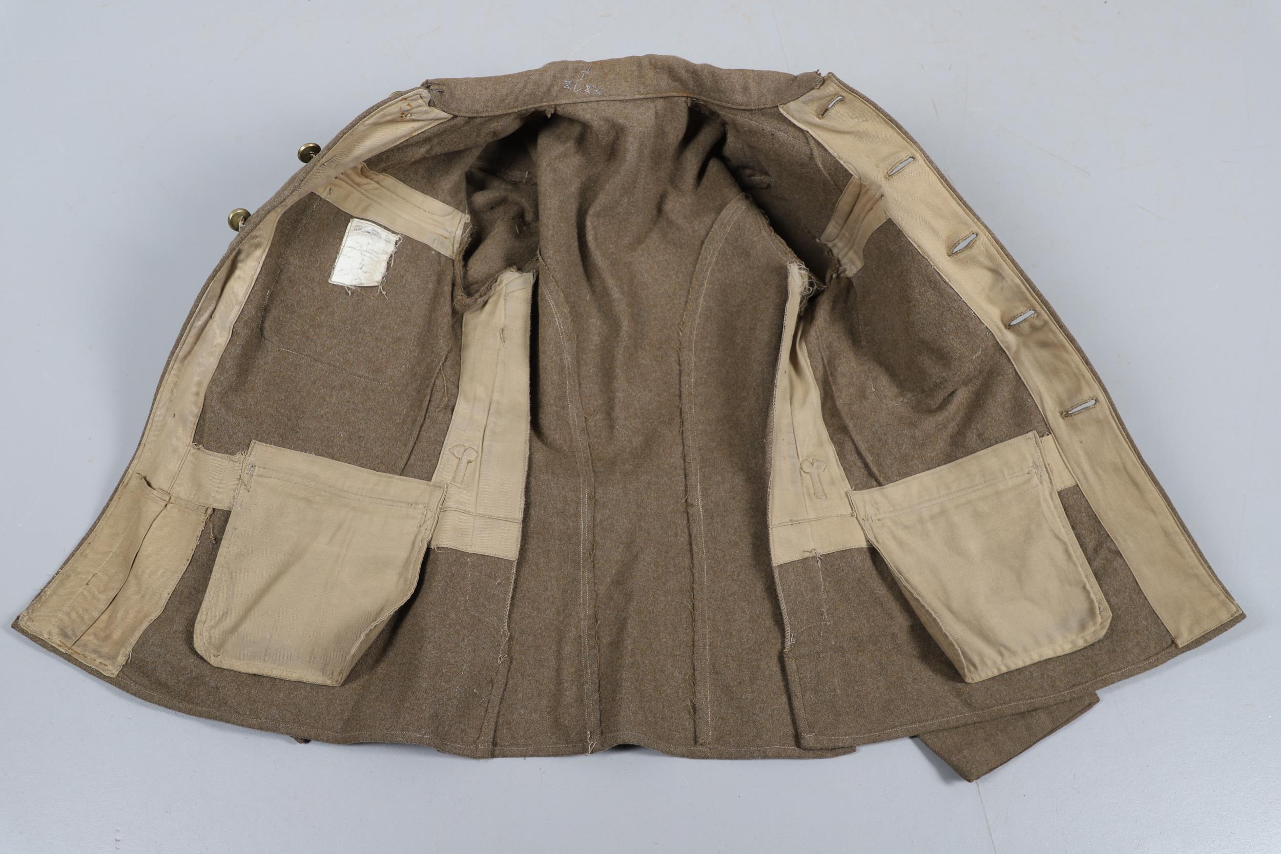 A 1922 PATTERN ARMY TUNIC WITH ROYAL ARTILLERY BUTTONS. - Bild 9 aus 12