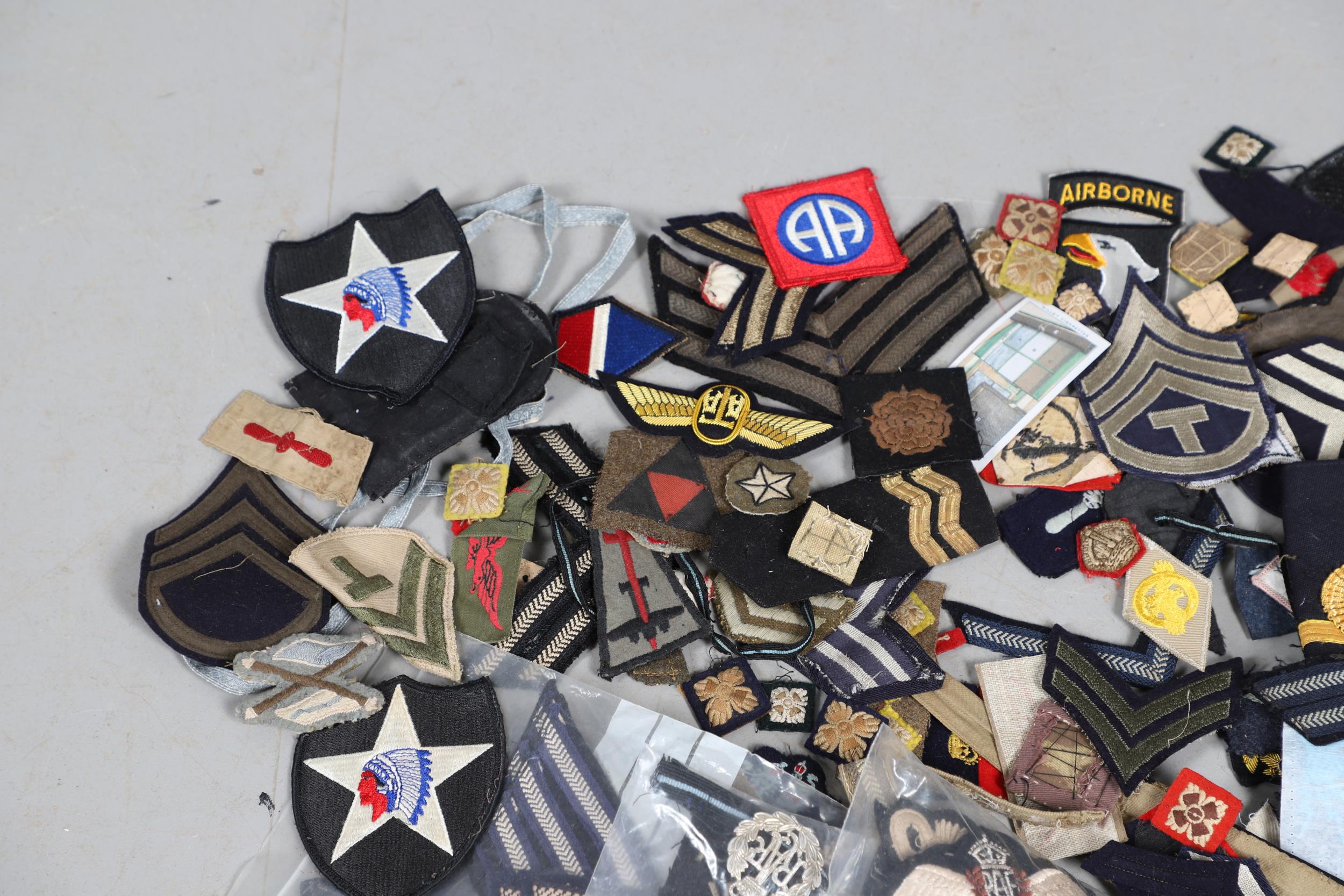 AN EXTENSIVE COLLECTION OF ARMY AND AIR FORCE UNIFORM PATCHES AND RANK INSIGNIA. - Bild 4 aus 14