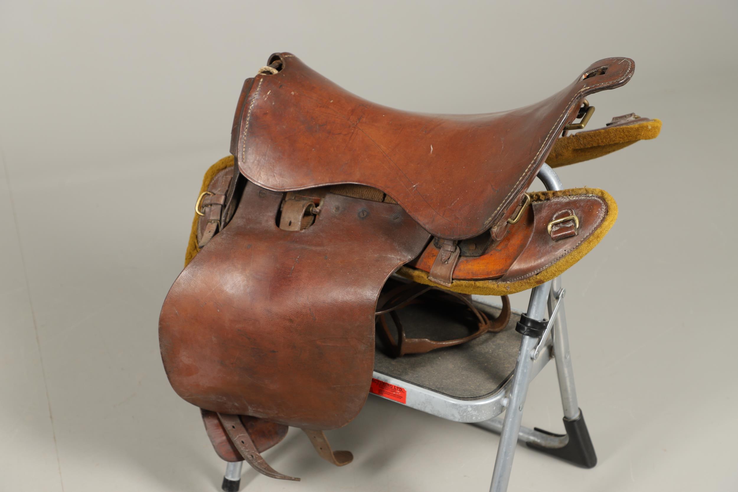 A SECOND WORLD WAR PERIOD 1912 PATTERN CAVALRY SADDLE BY CLIFF OF WALSALL. - Bild 9 aus 16