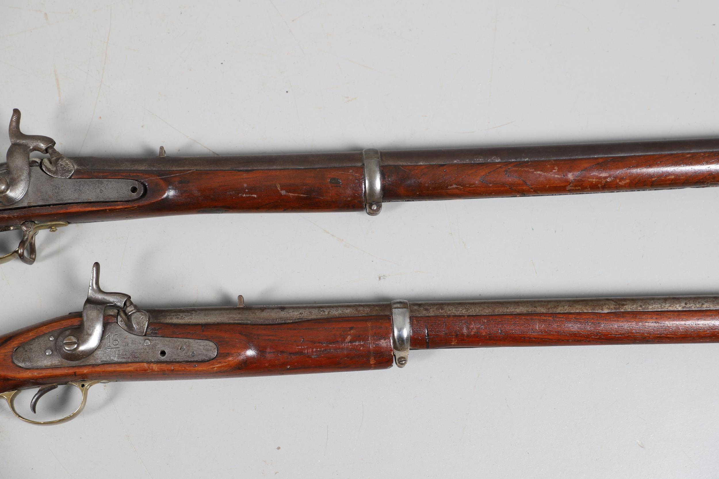 A 19TH CENTURY ENFIELD TYPE PERCUSSION FIRING RIFLE AND ANOTHER SIMILAR. - Image 4 of 23