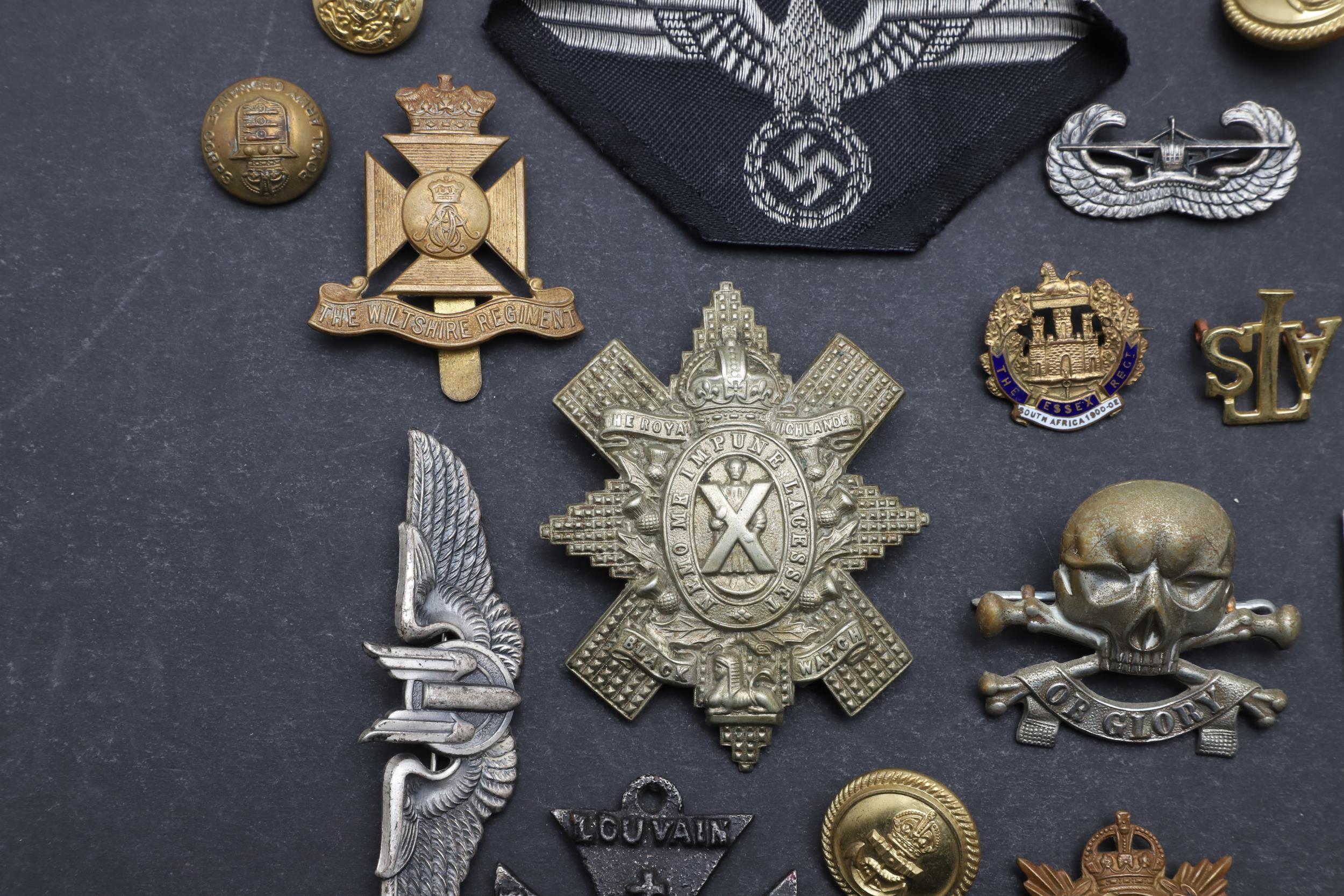 A COLLECTION OF SECOND WORLD WAR GERMAN AND BRITISH BADGES TO INCLUDE A WOUND BADGE. - Image 6 of 9