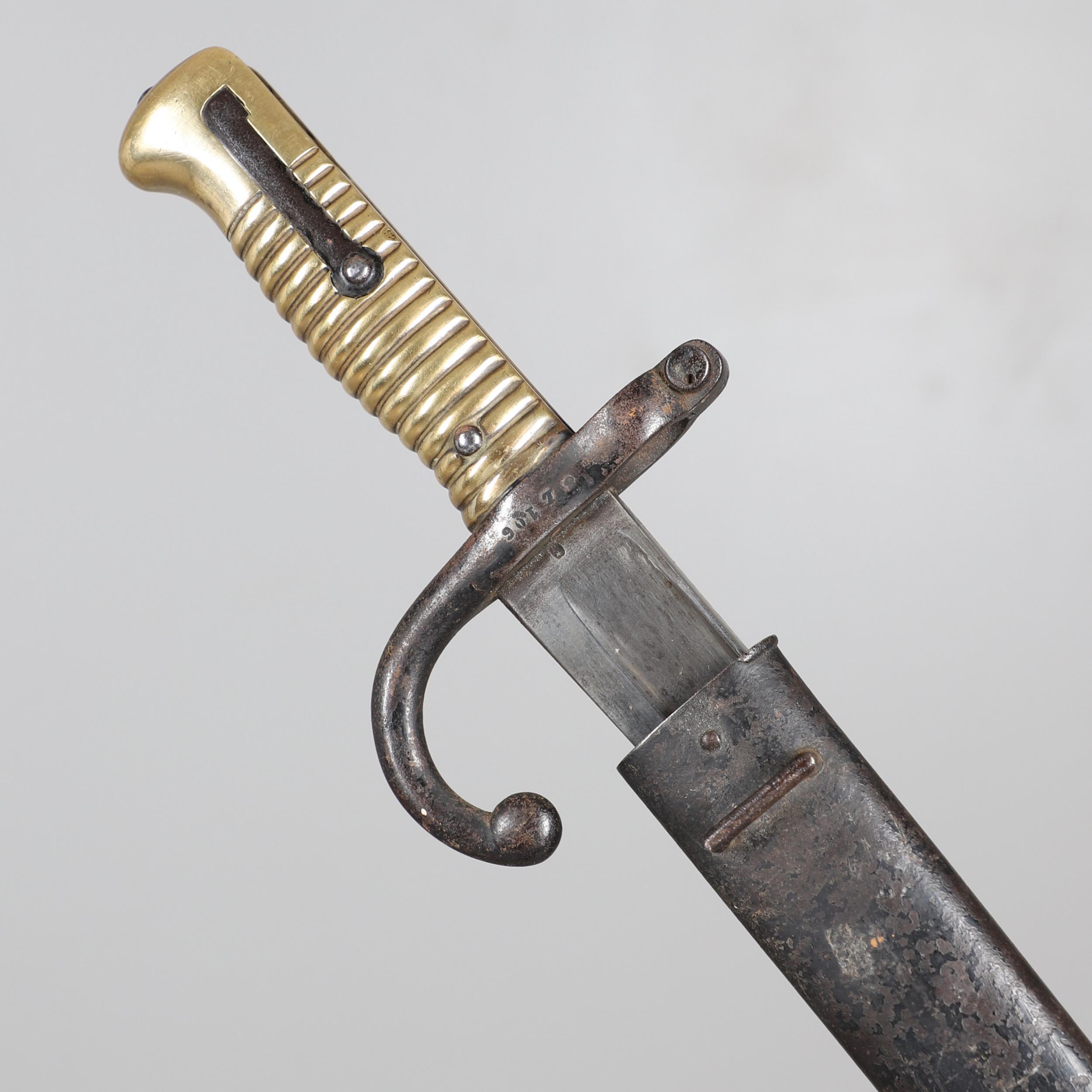 A 19TH CENTURY FRENCH CHASSEPOT BAYONET AND SCABBARD BY A SCARCE MANUFACTURER.