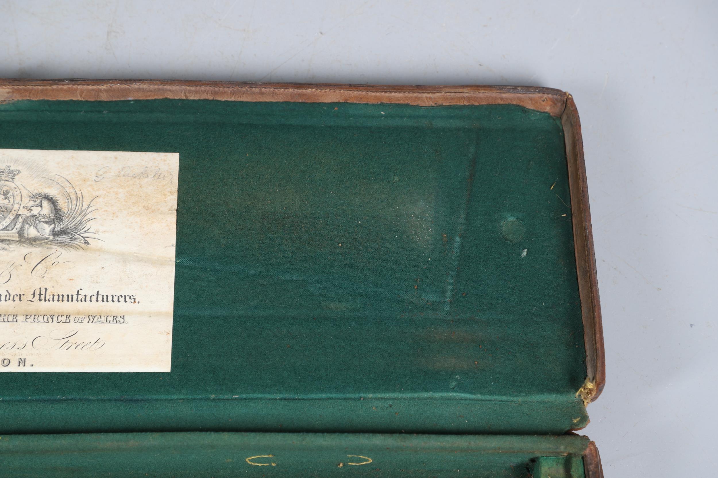 A LEATHER TRAVELLING CASE FOR A SHOTGUN. - Bild 4 aus 13