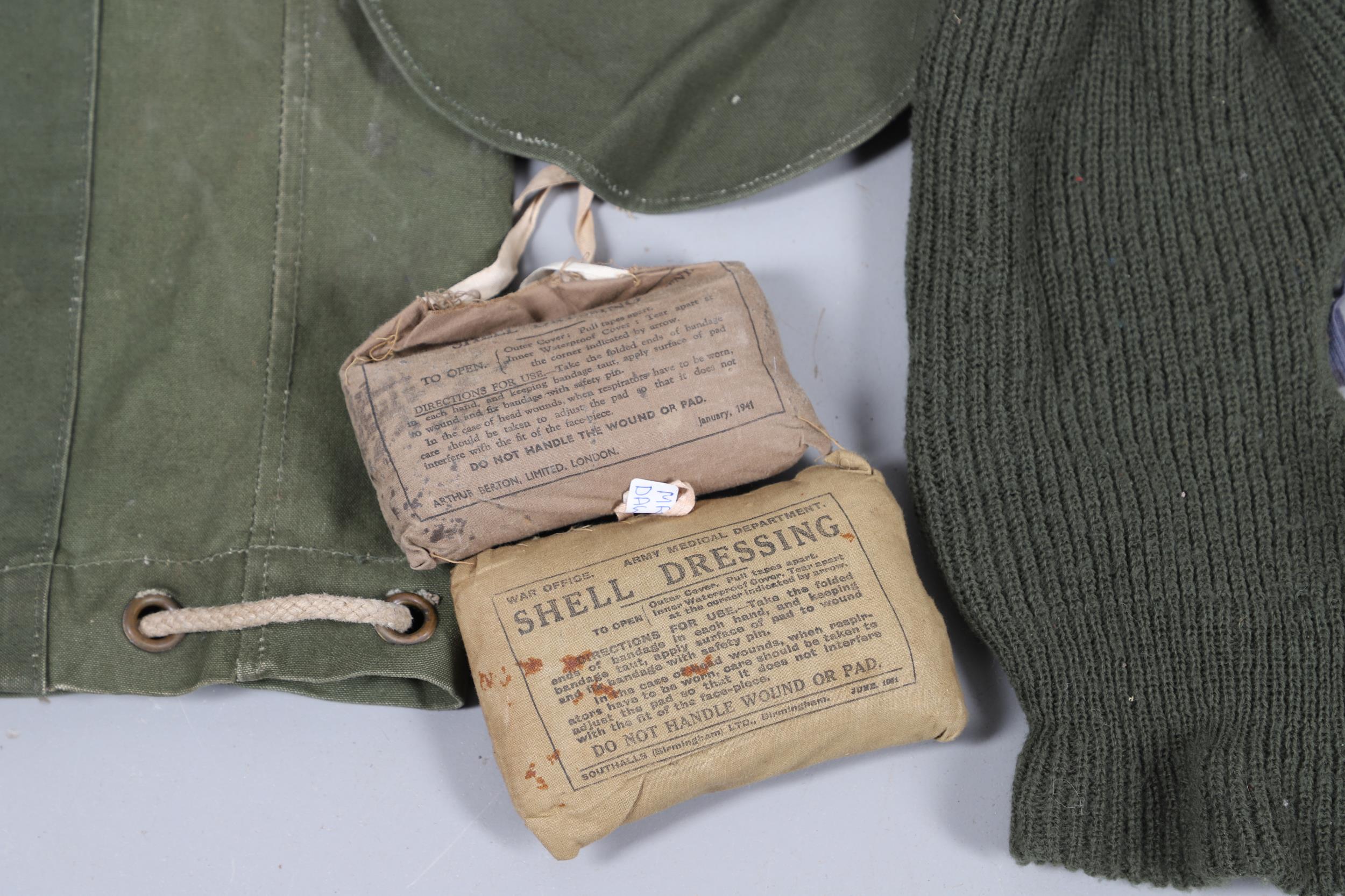 A COLLECTION OF MILITARIA TO INCLUDE BERETS, BUGLES AND OTHER ITEMS. - Bild 11 aus 24