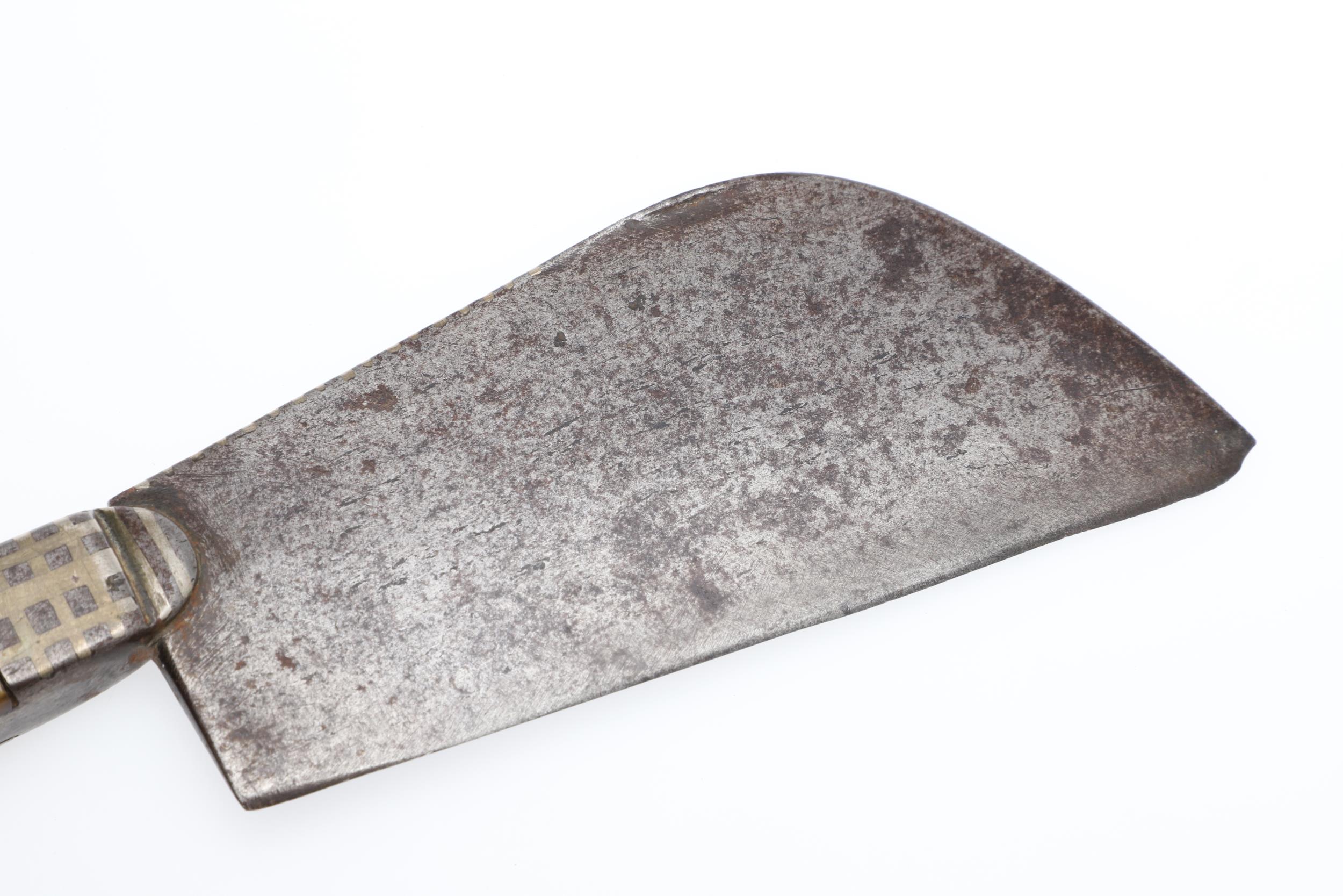 AN UNUSUAL 19TH CENTURY INDIAN HAND AXE OR KNIFE. - Image 2 of 8