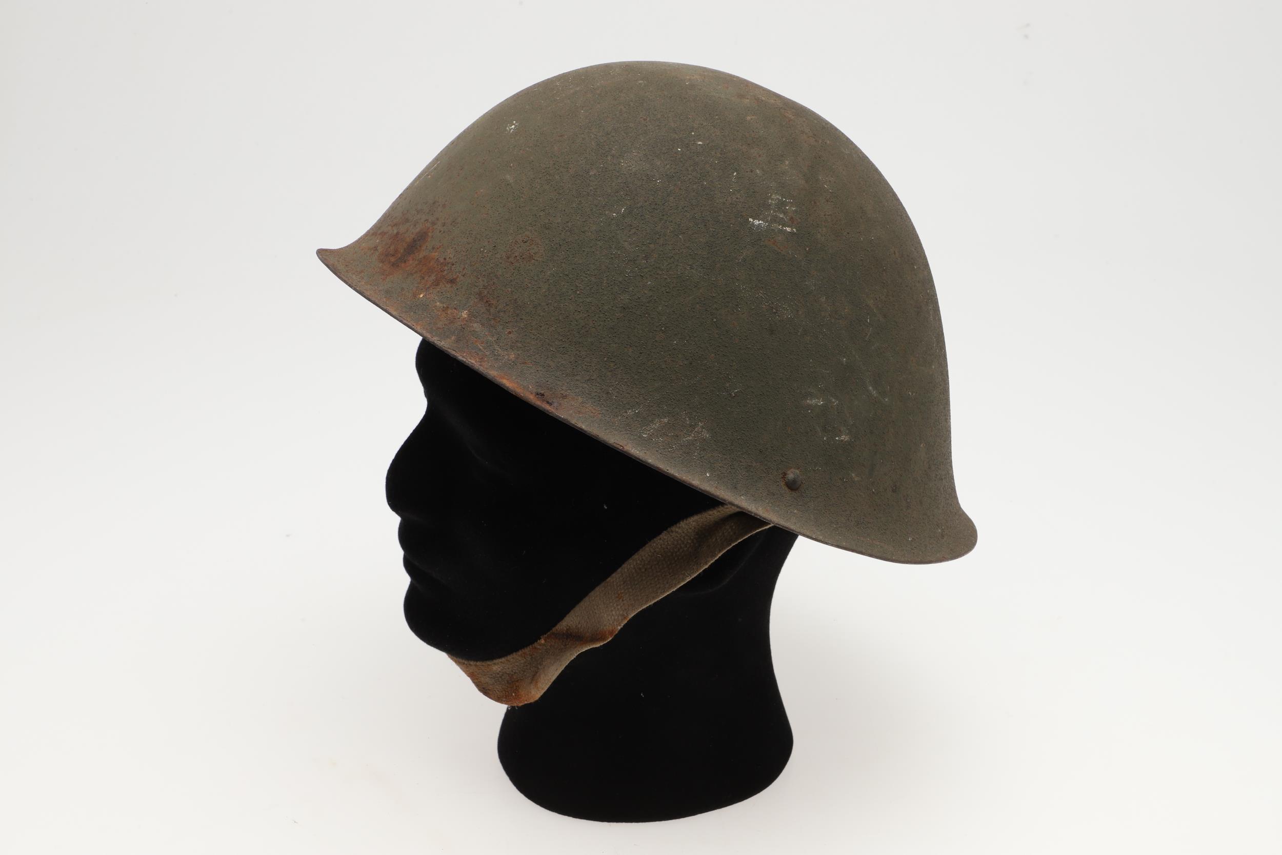 A BRITISH ARMY MK 4 'TURTLE' HELMET. - Bild 2 aus 5