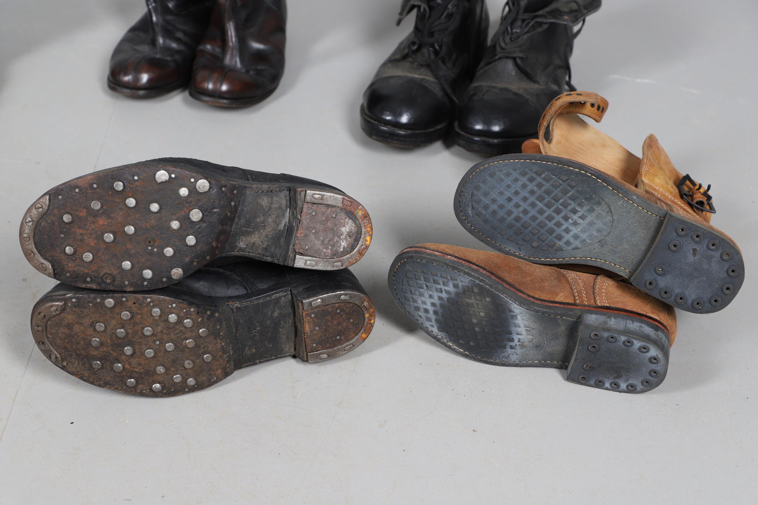 A COLLECTION OF MILITARY TYPE BOOTS TO INCLUDE A PAIR OF GERMAN TYPE BOOTS. - Bild 10 aus 14