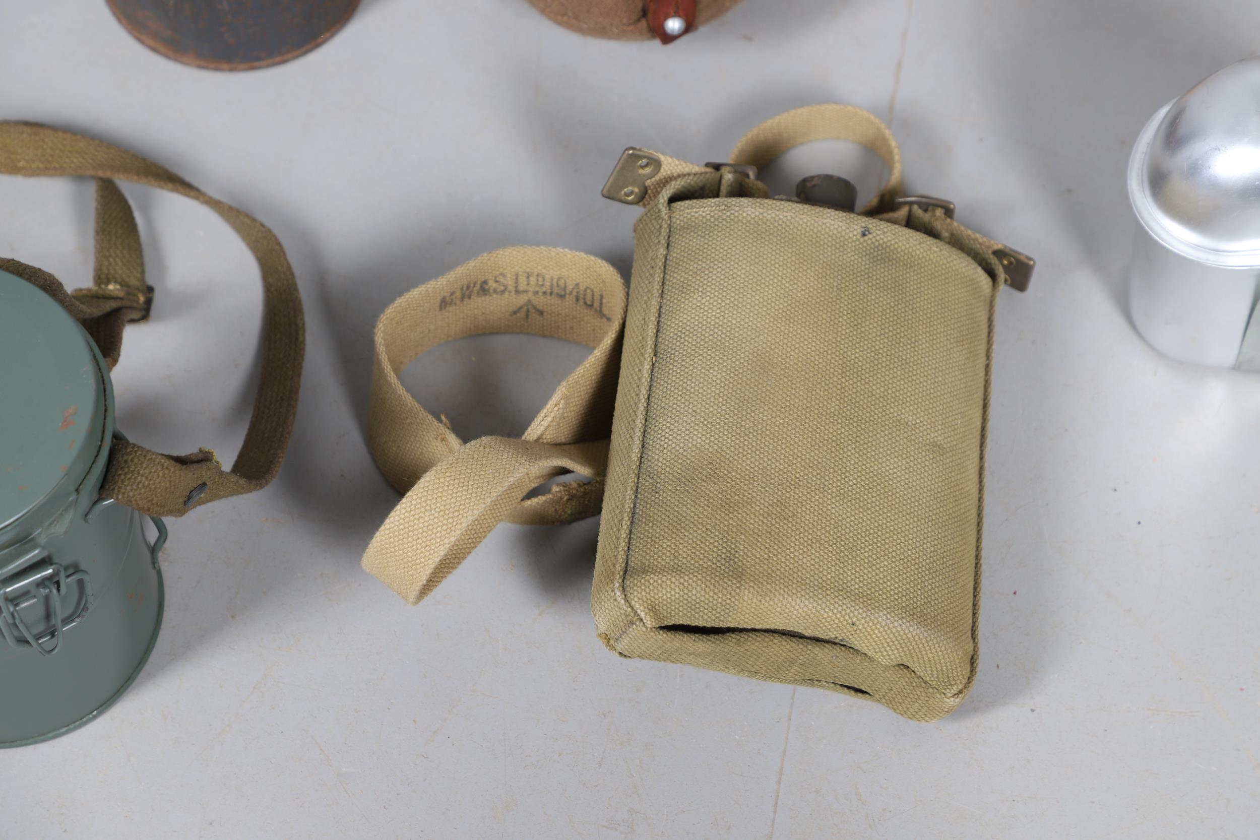 A COLLECTION OF FIRST WORLD WAR BRITISH TYPE WATER BOTTLES AND OTHER SIMILAR ITEMS. - Bild 5 aus 12