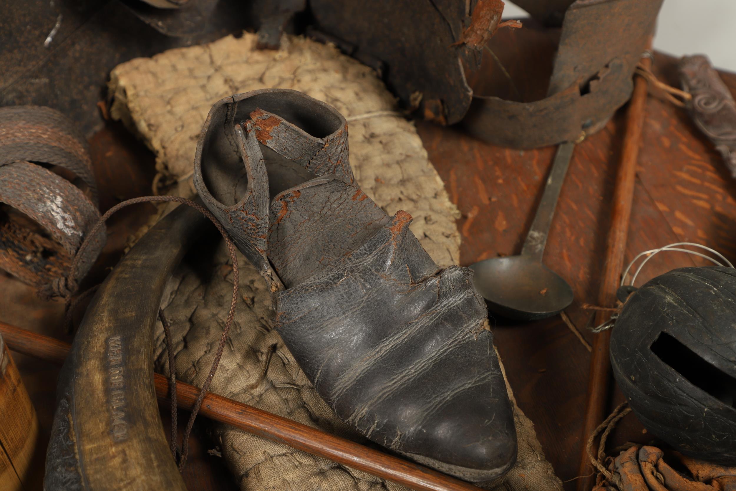 AN UNUSUAL OAK SHIELD MOUNTED WITH MILITARY TROPHIES, CURIOSITIES AND OTHER ITEMS. - Image 7 of 15