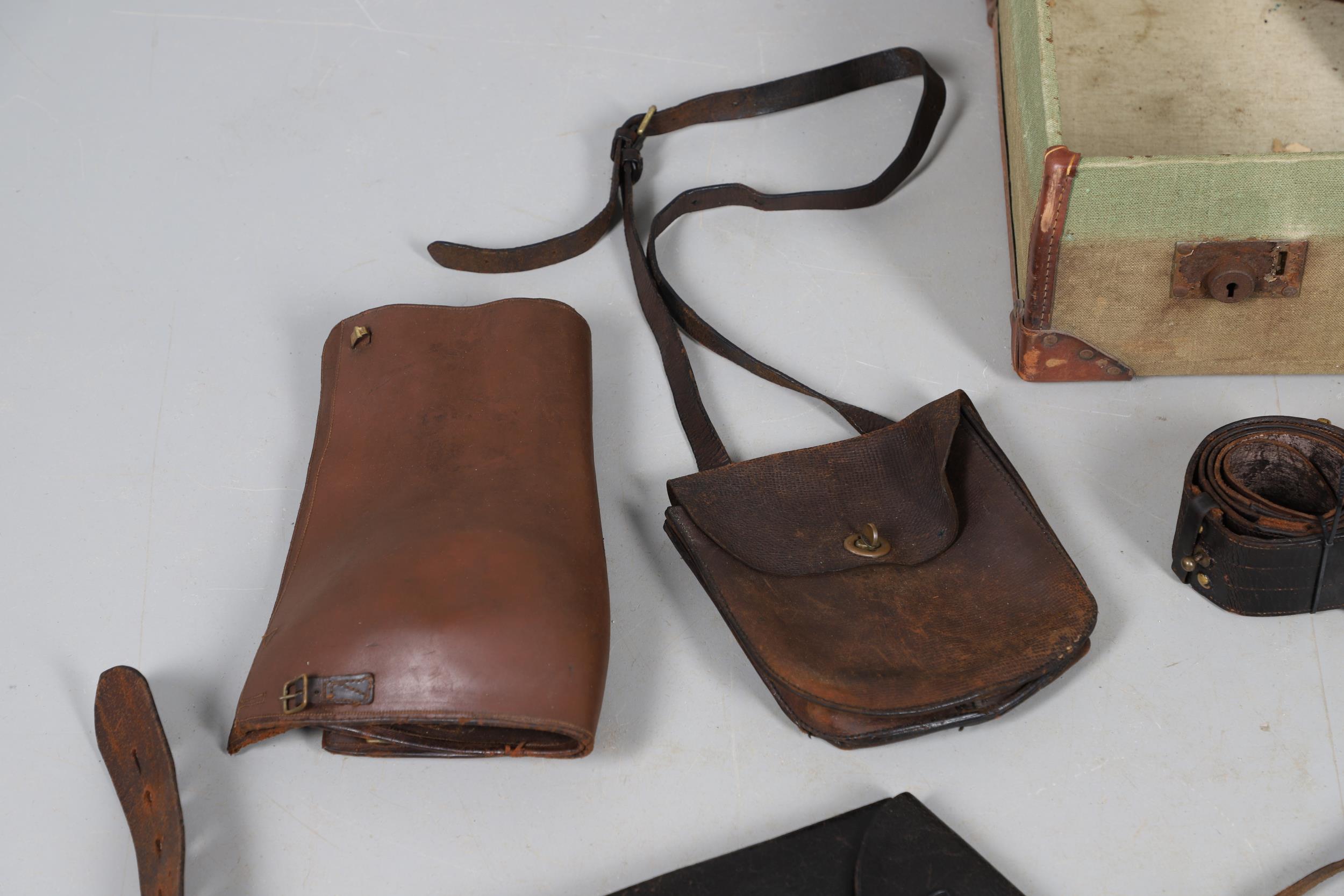 A LARGE COLLECTION OF SECOND WORLD WAR AND SIMILAR LEATHER ITEMS TO INCLUDE SAM BROWNE BELTS, GAITER - Bild 4 aus 14