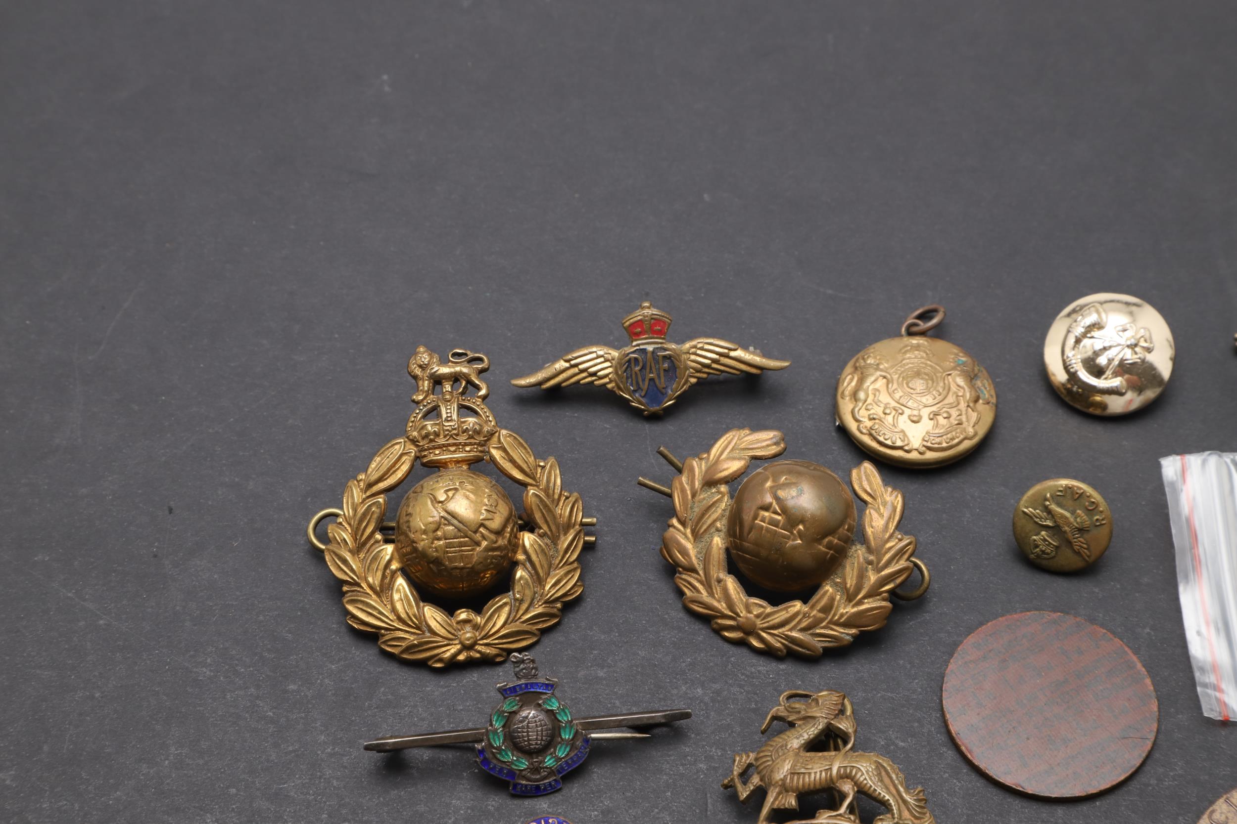 AN INTERESTING COLLECTION OF MILITARY BADGES, BUTTONS AND INSIGNIA. - Image 2 of 9