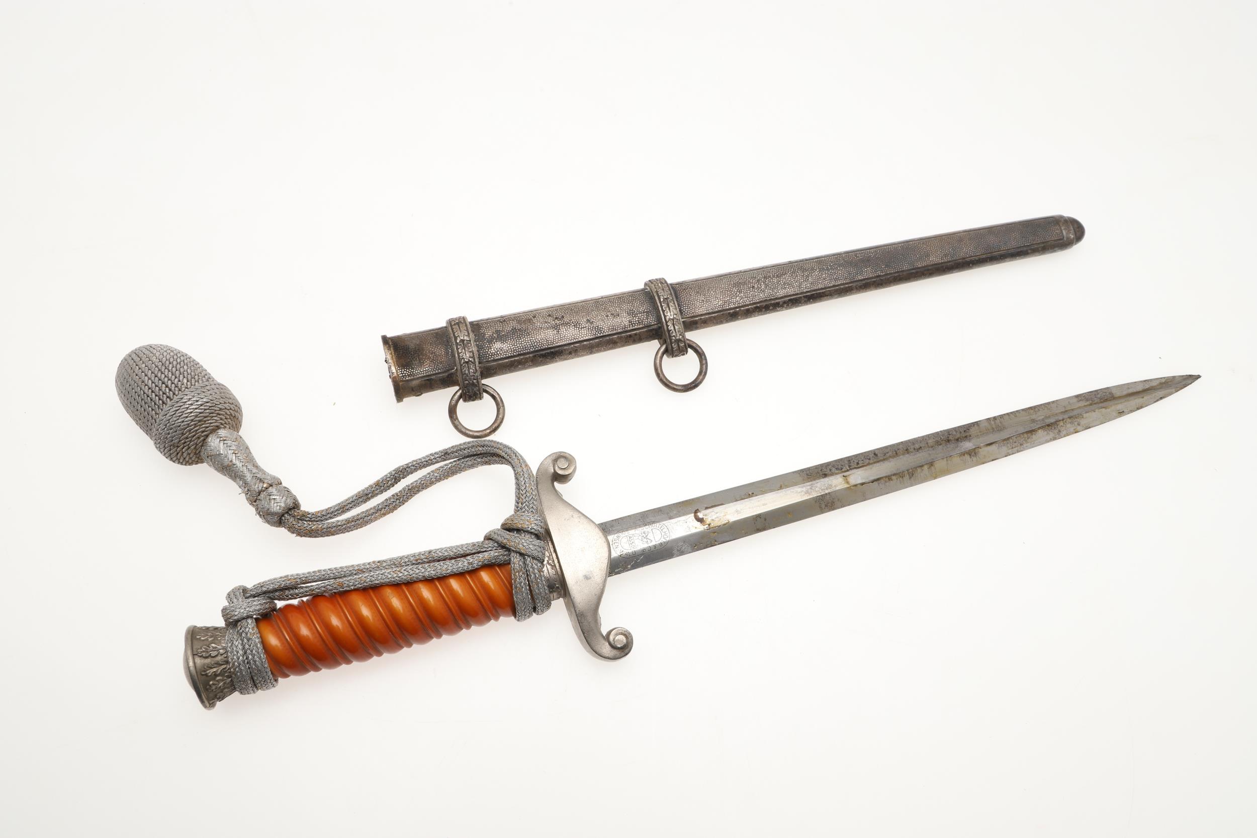 A SECOND WORLD WAR GERMAN SECOND PATTERN LUFTWAFFE DAGGER AND SCABBARD. - Image 2 of 8