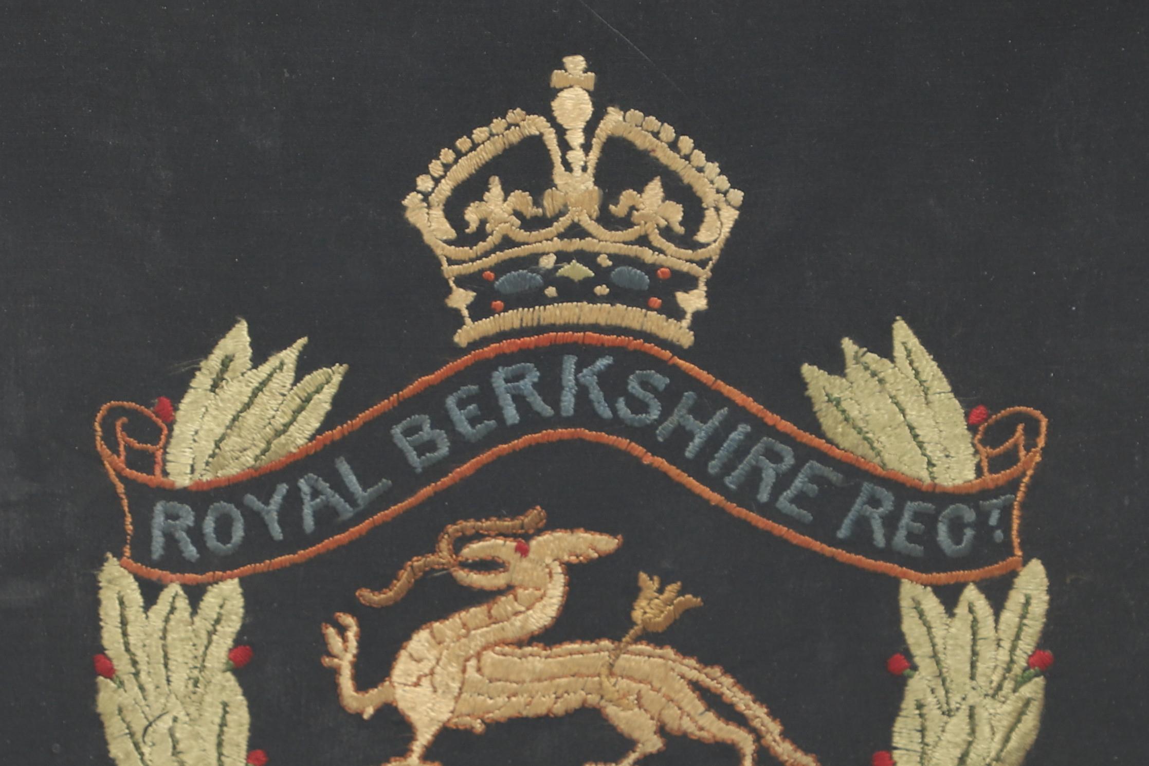 ROYAL BERKSHIRE EMBROIDERED CAP BADGE. - Bild 3 aus 5